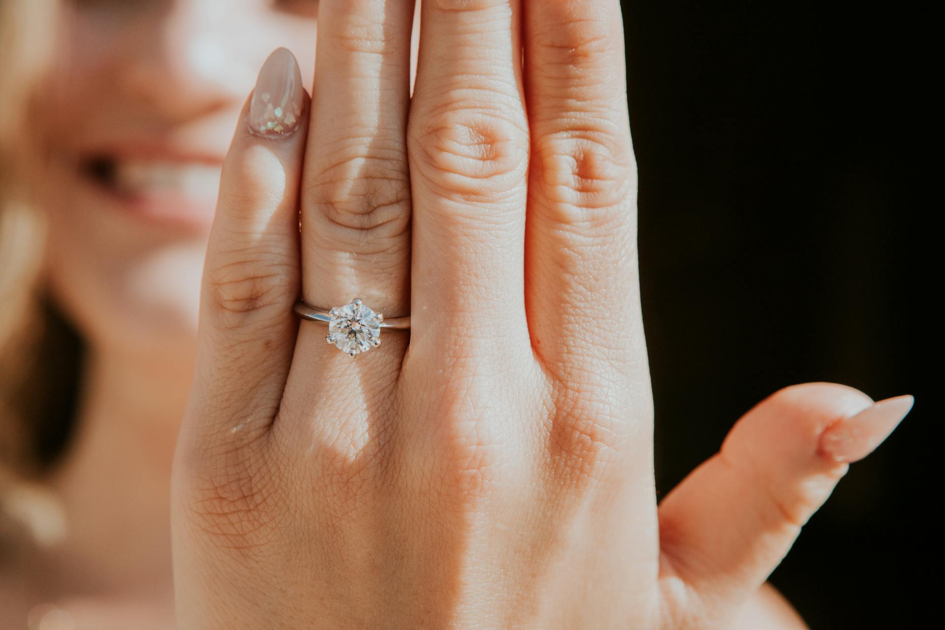 A woman displaying a diamond ring on her finger | Source: Pexels