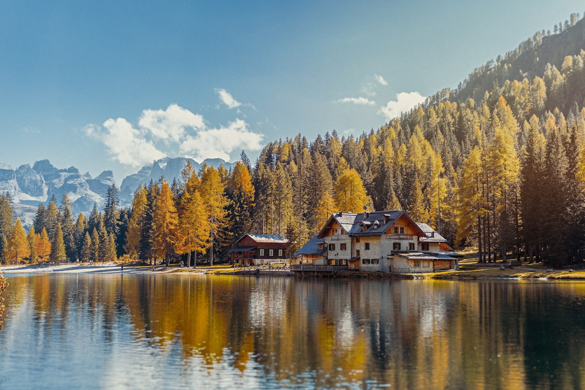 A house by the lake | Source: Unsplash