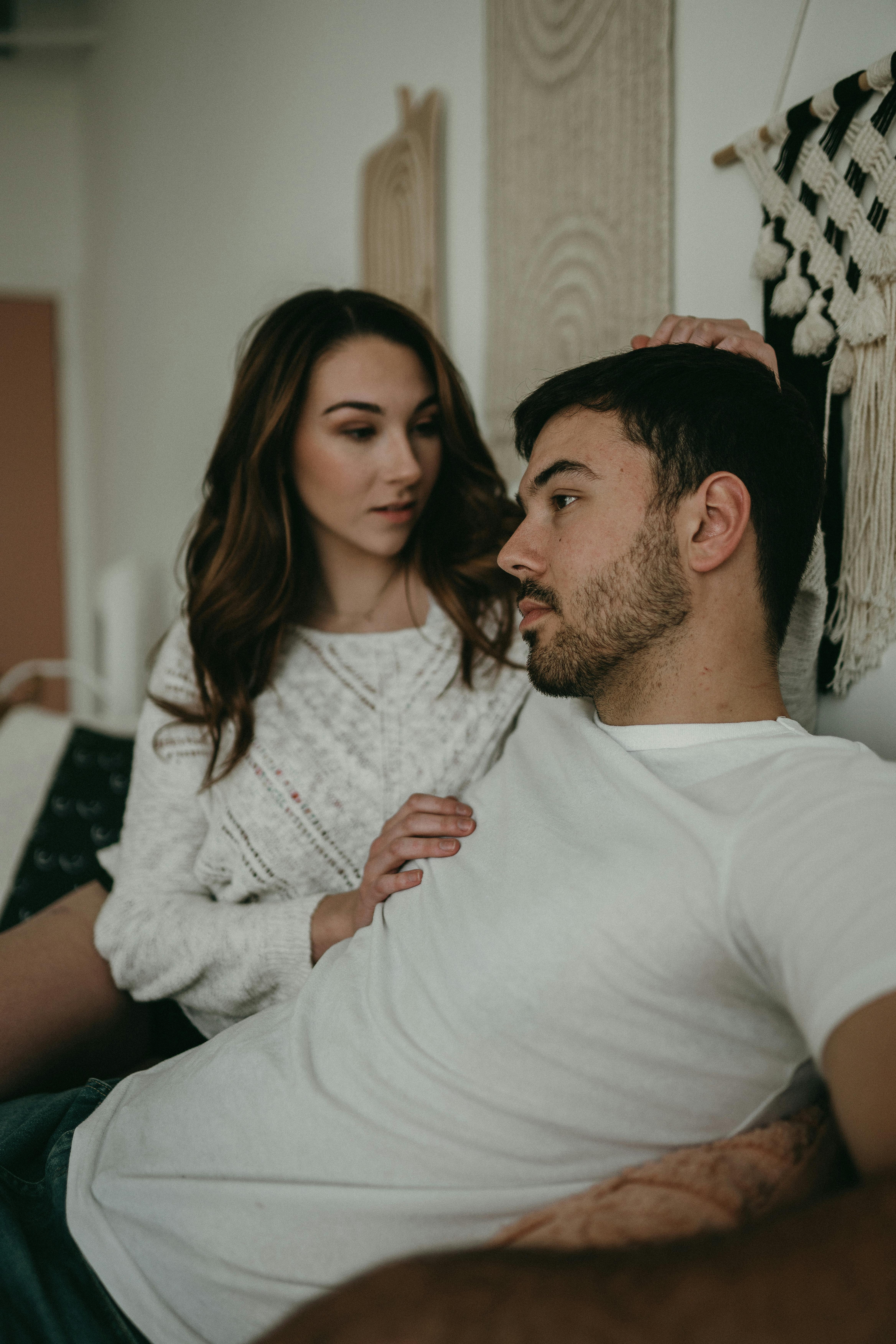 A couple having a serious talk | Source: Pexels