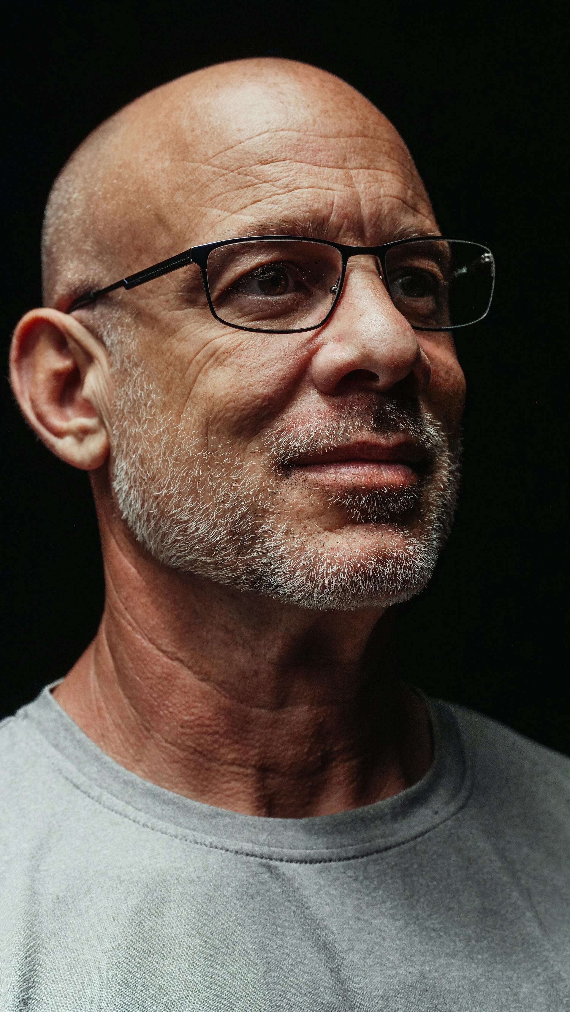 A man with an uncertain smile | Source: Pexels