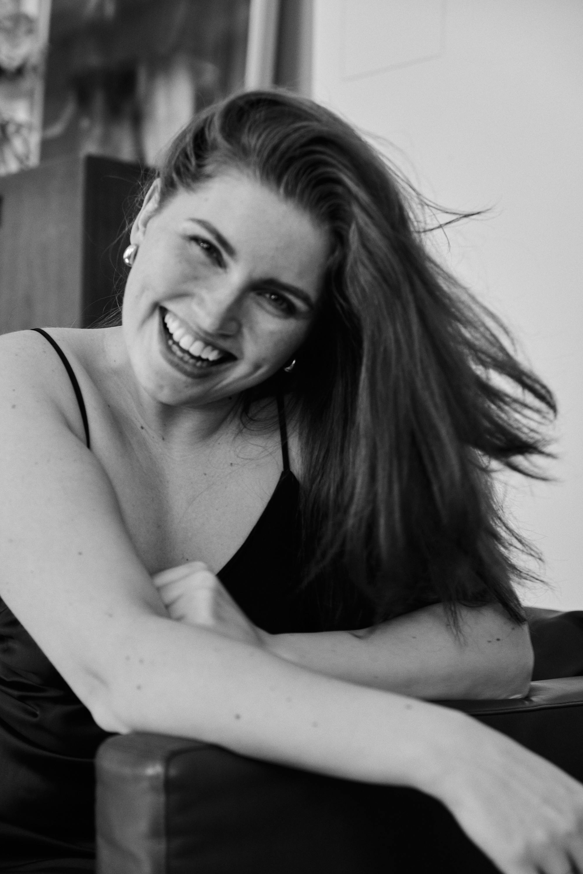 A woman laughing | Source: Pexels