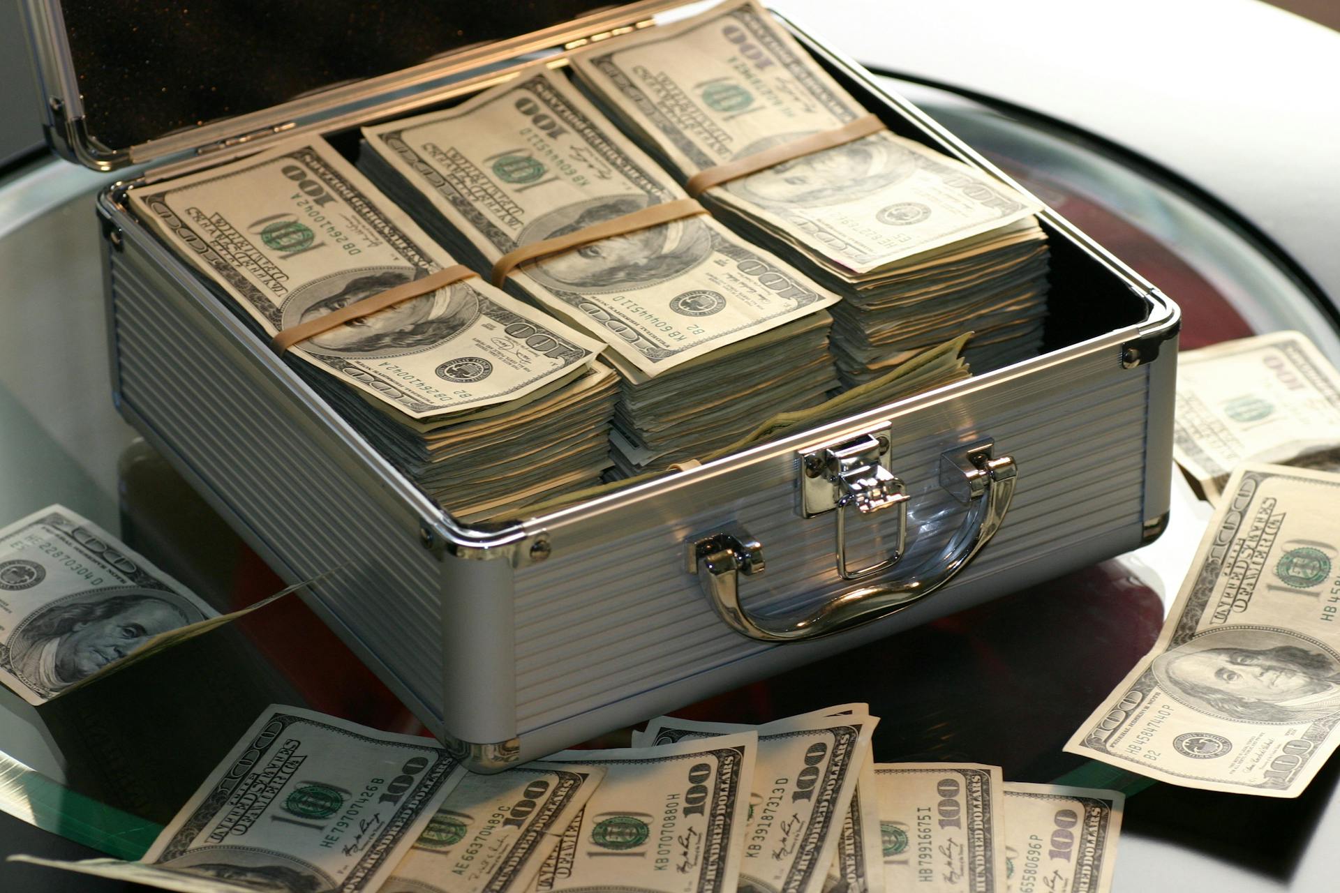 Money stashed in a suitcase | Source: Pexels