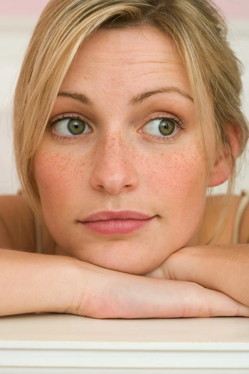 A bored woman looking to her side | Source: Pexels