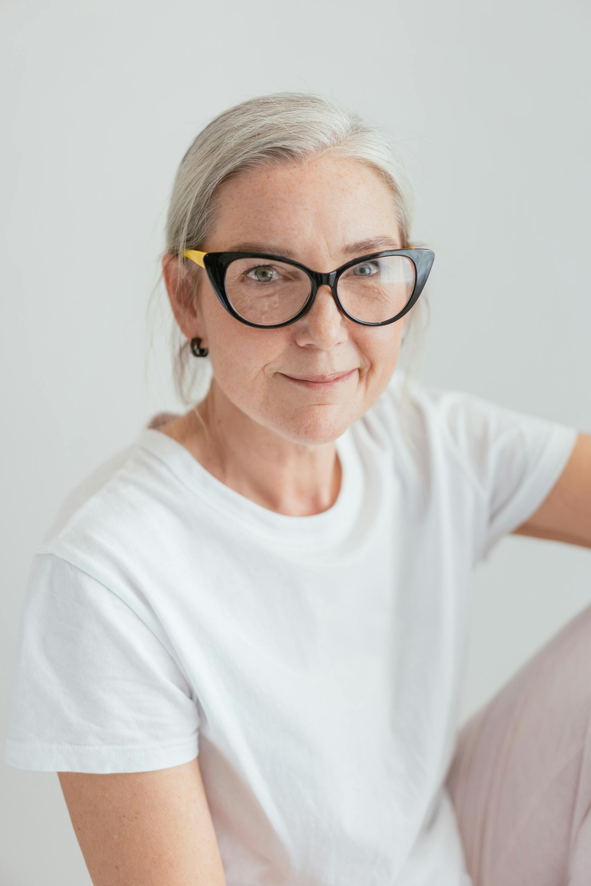 A smiling old woman | Source: Pexels