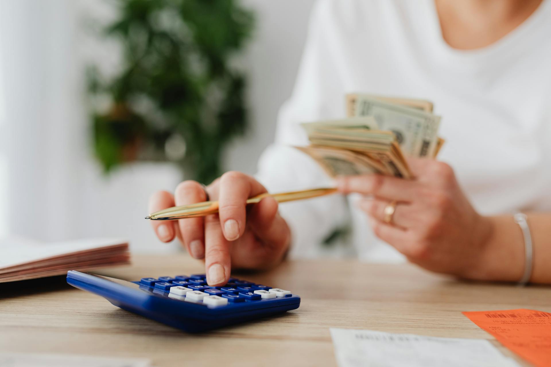 A woman counting money | Source: Pexels