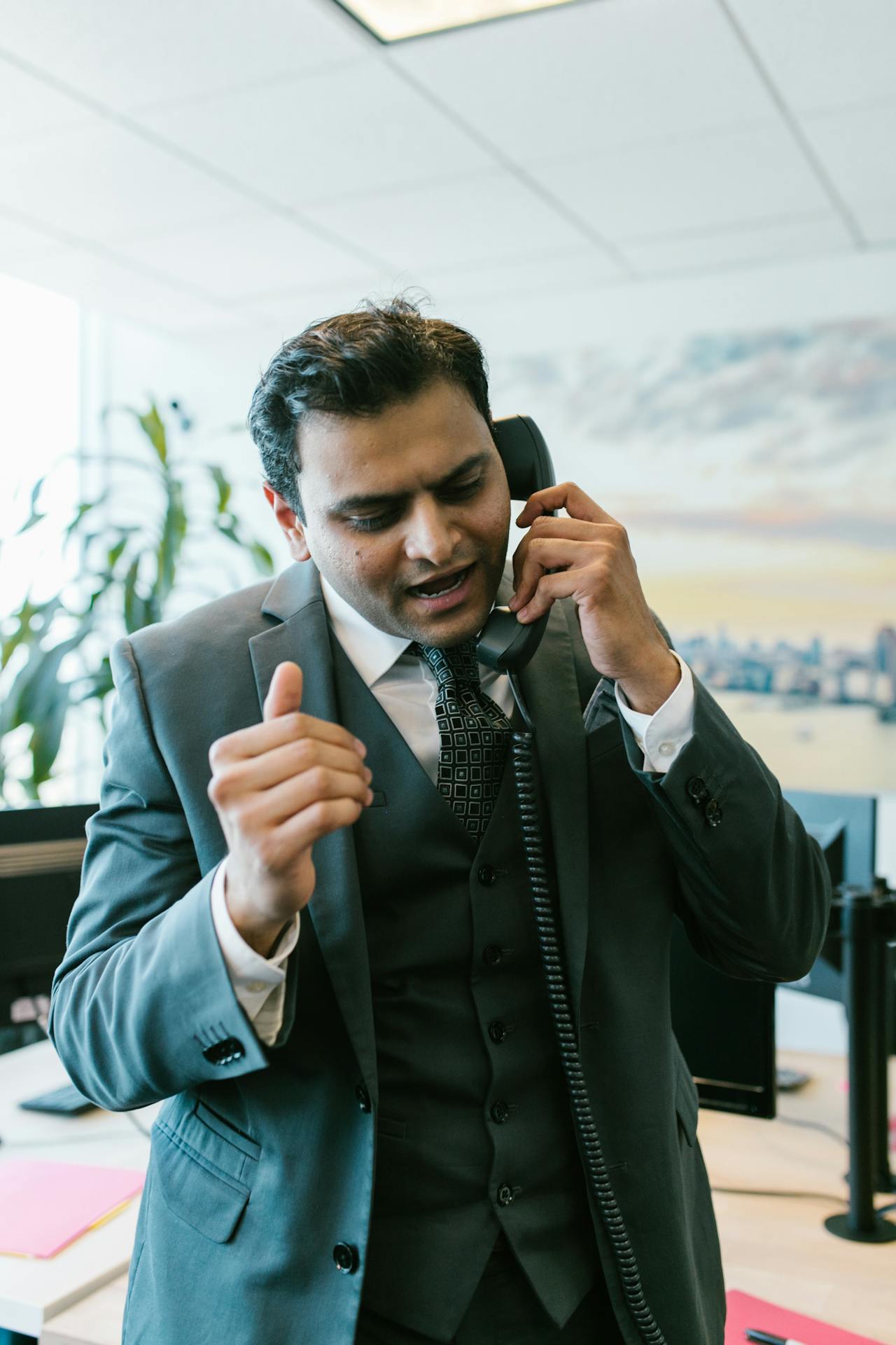 Un hombre hablando por teléfono | Fuente: Pexels