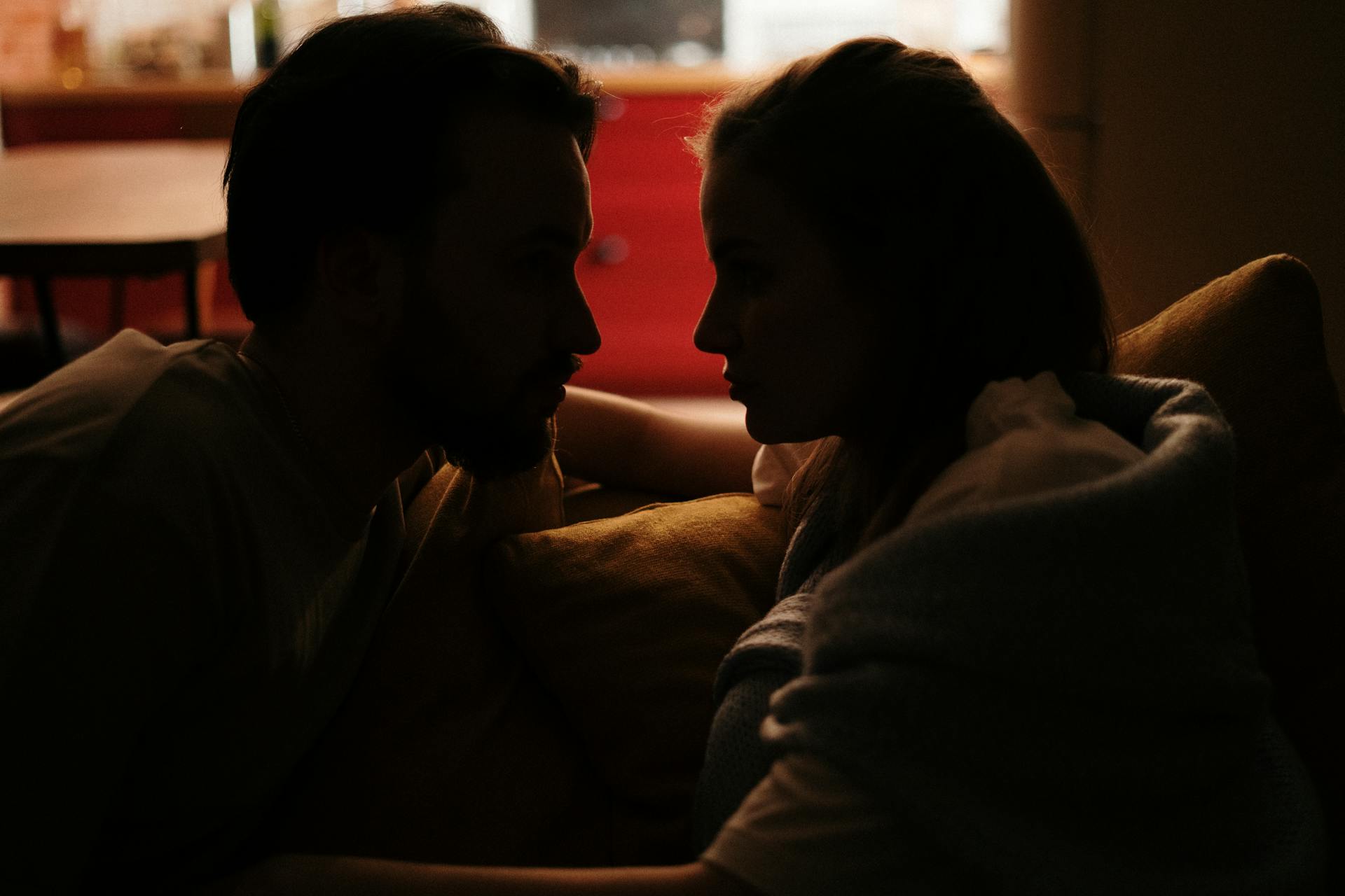 A couple staring at each other | Source: Pexels