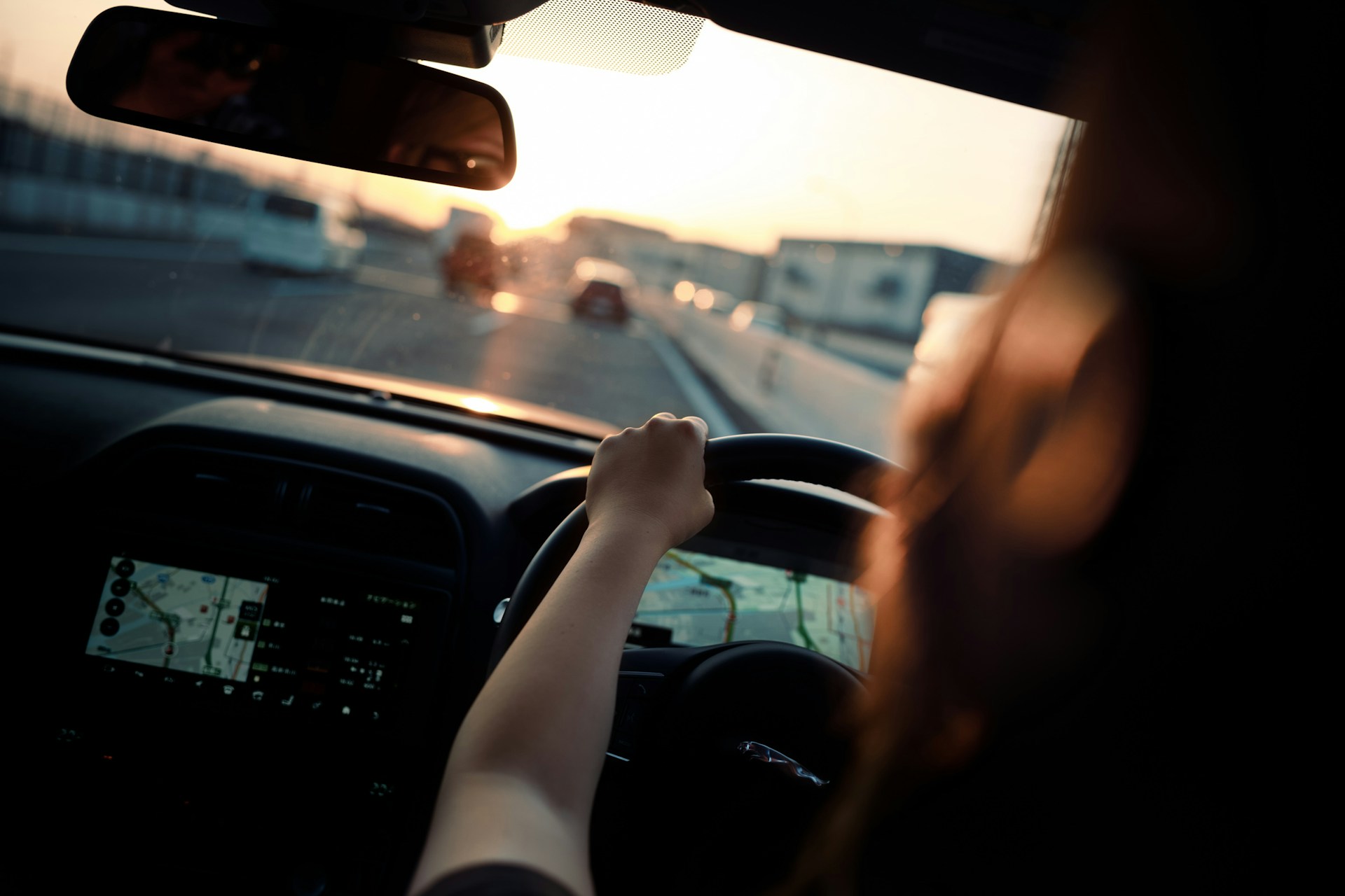 Primer plano de una mujer conduciendo un coche | Fuente: Unsplash