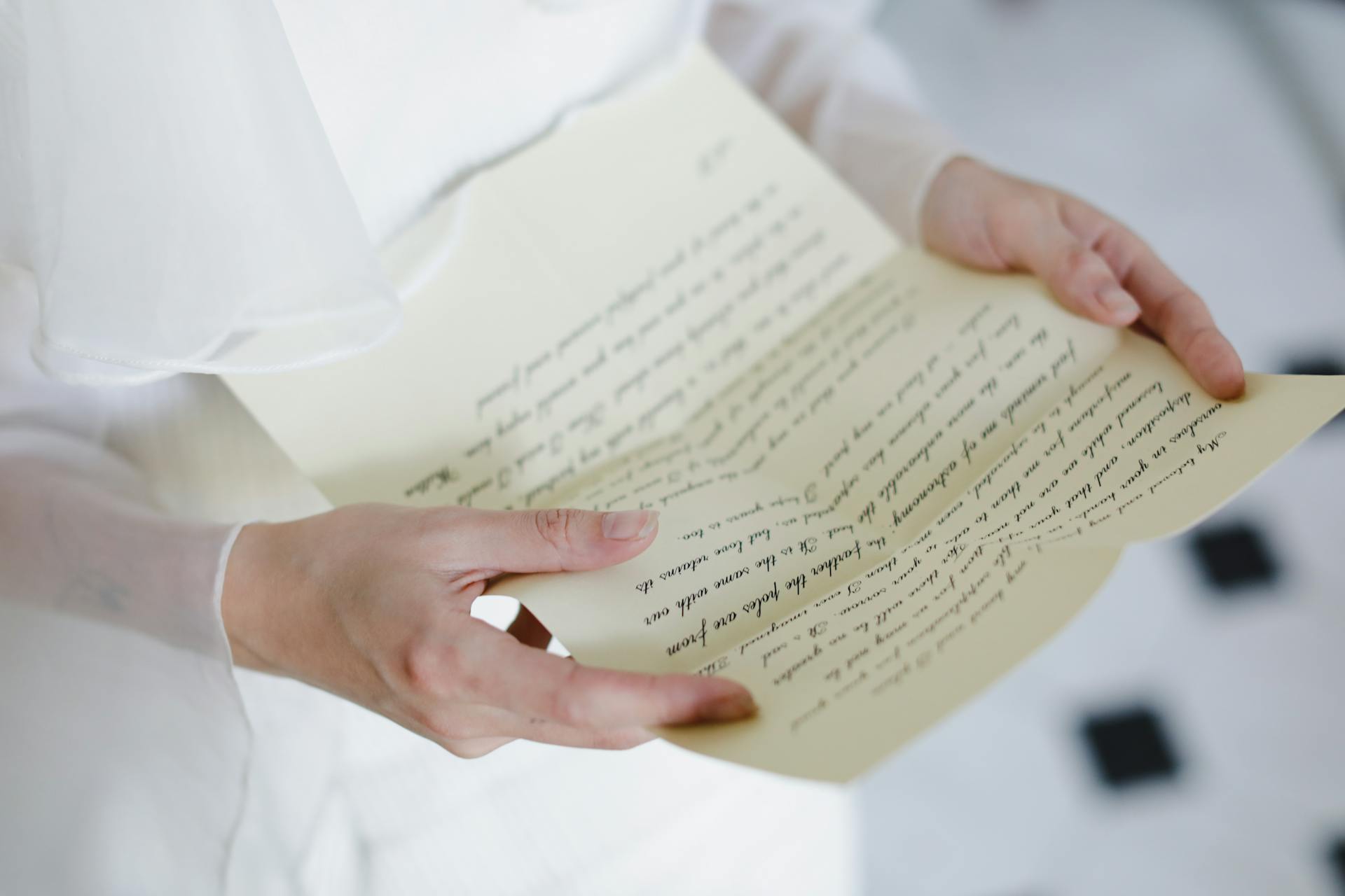 A woman reading a letter | Source: Pexels