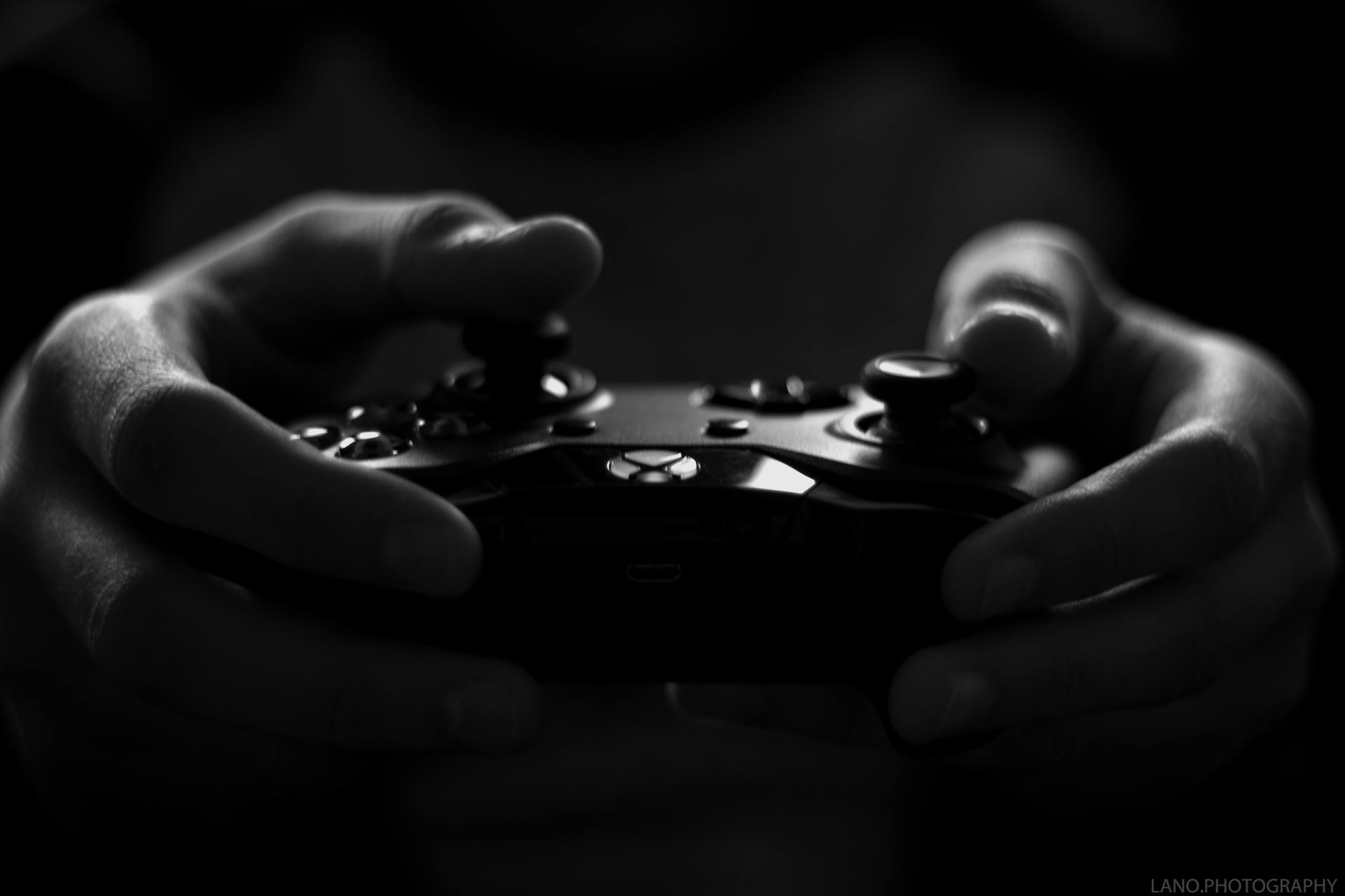 A person holding a game controller | Source: Pexels