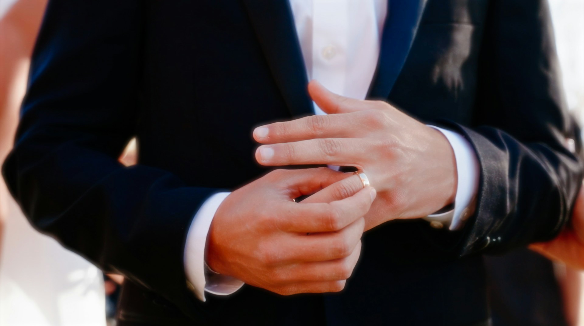 A man taking off his ring | Source: Unsplash
