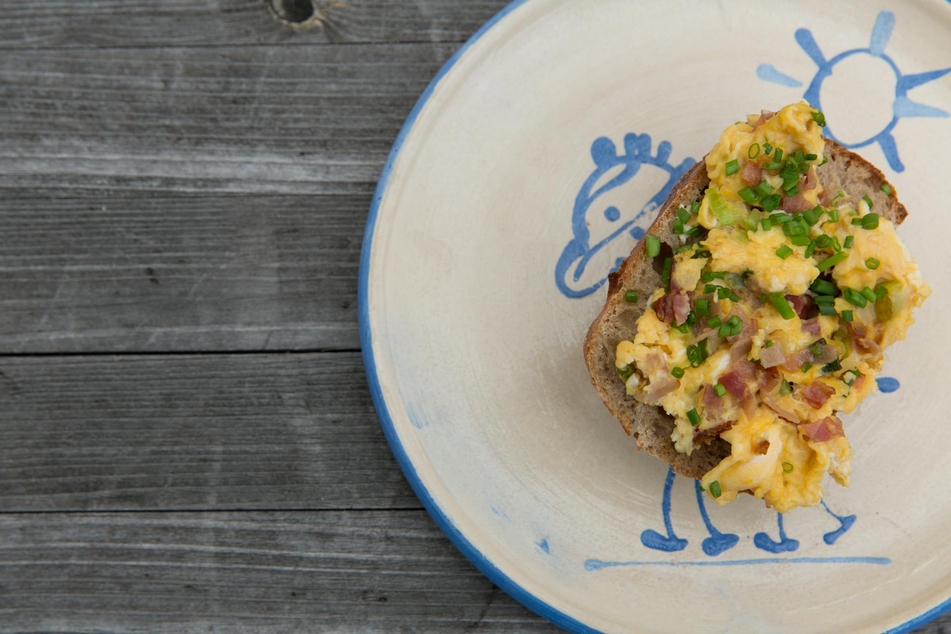 A bread slice and scrambled eggs served on a plate | Source: Pexels