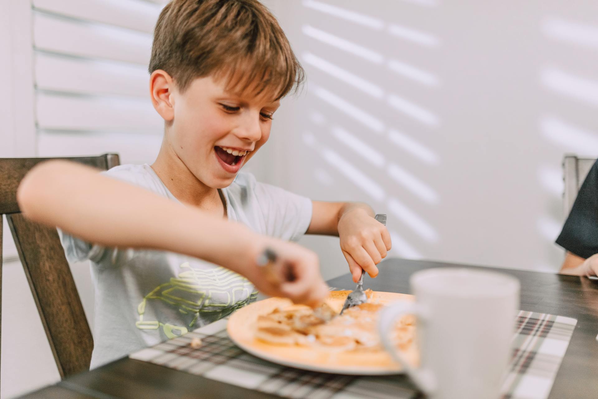 A boy eating food | Source: Pexels