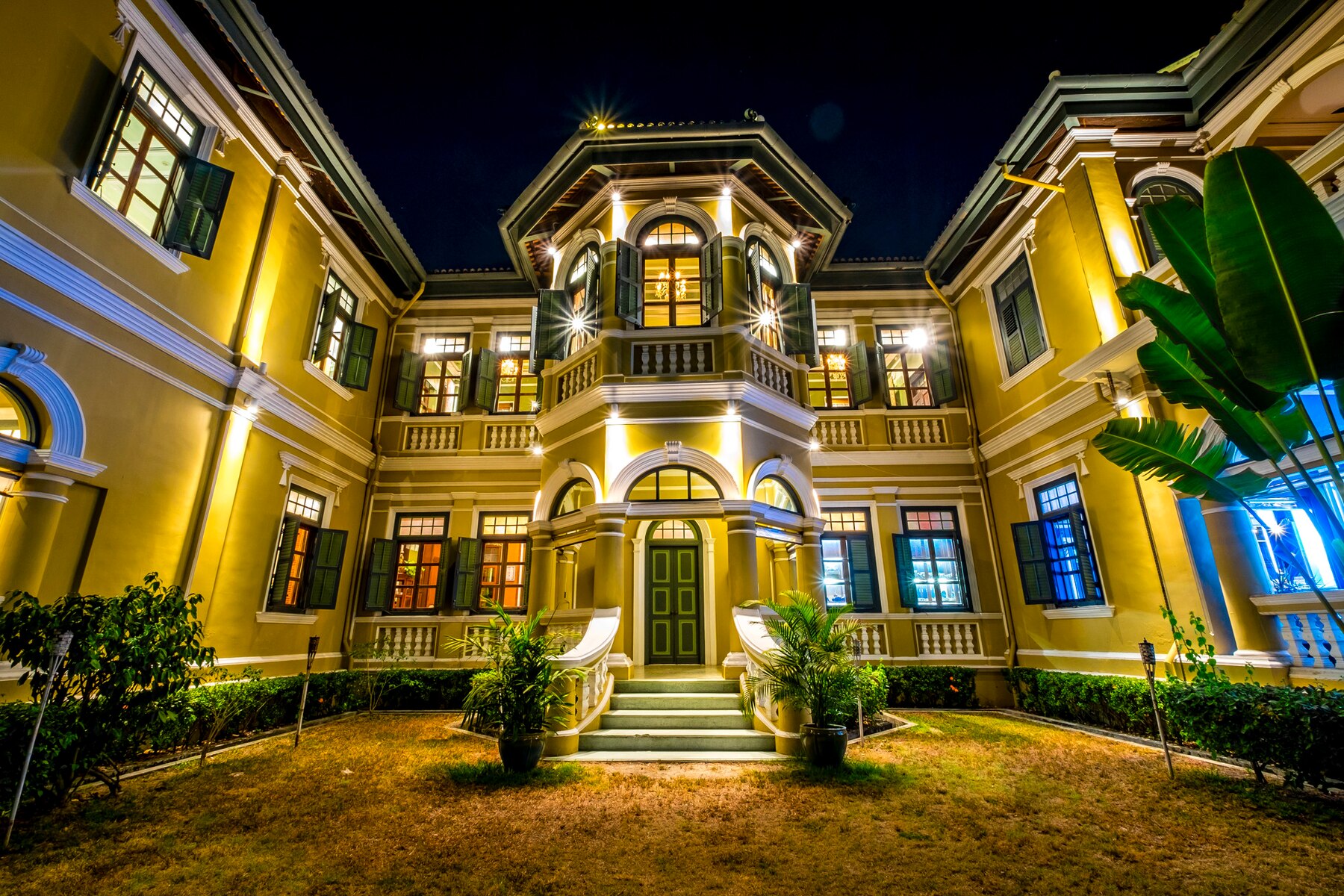 A mansion at night | Source: Freepik