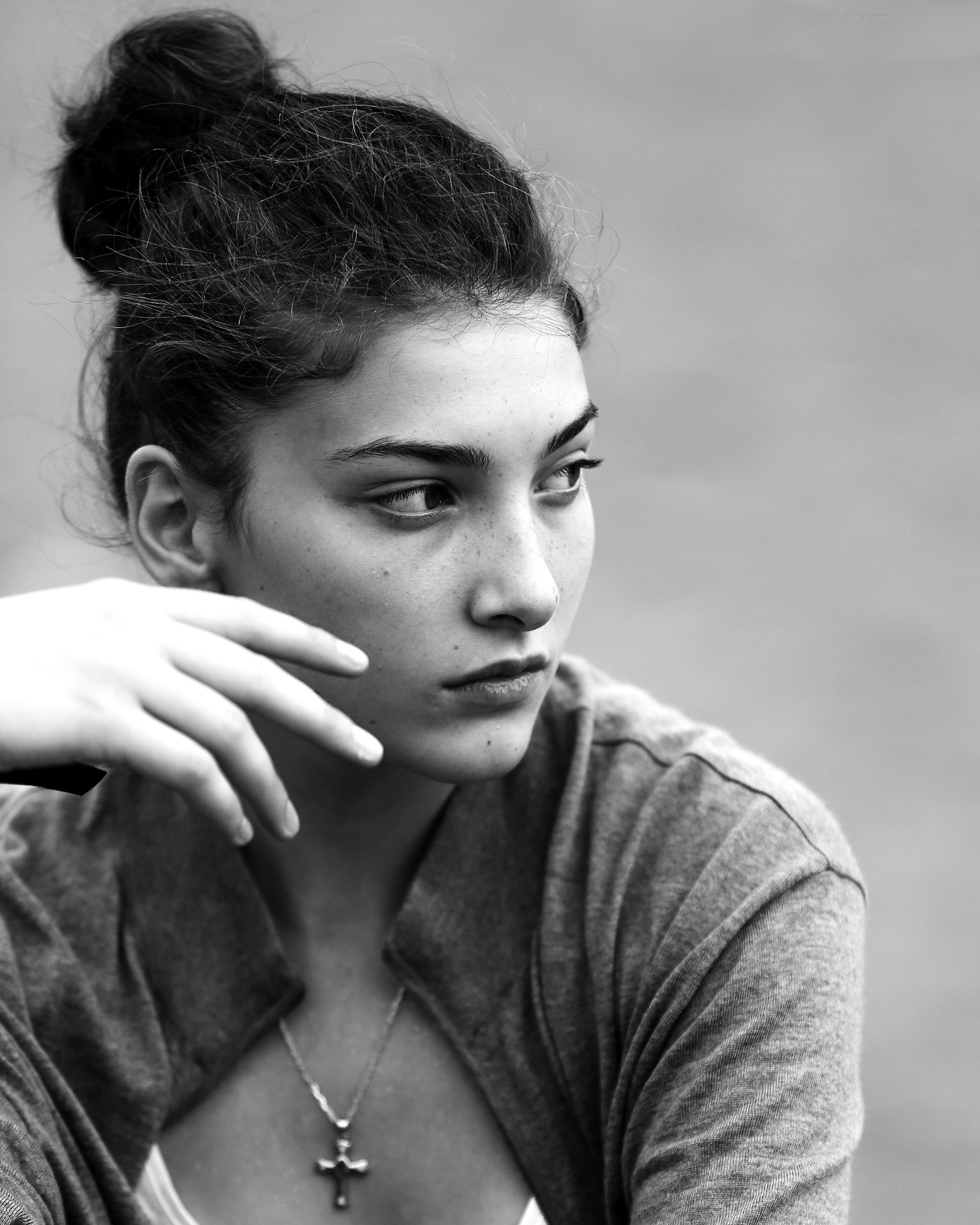 A woman watching someone suspiciously | Source: Pexels