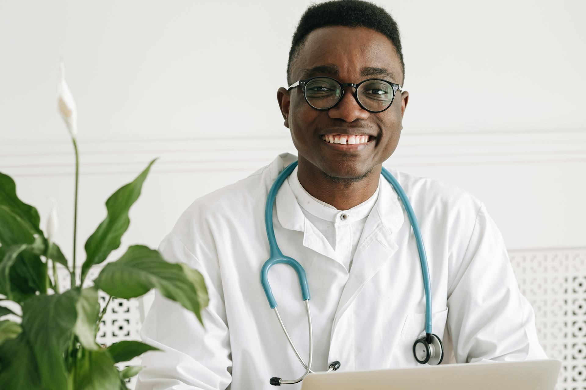 Un médecin souriant | Source : Pexels