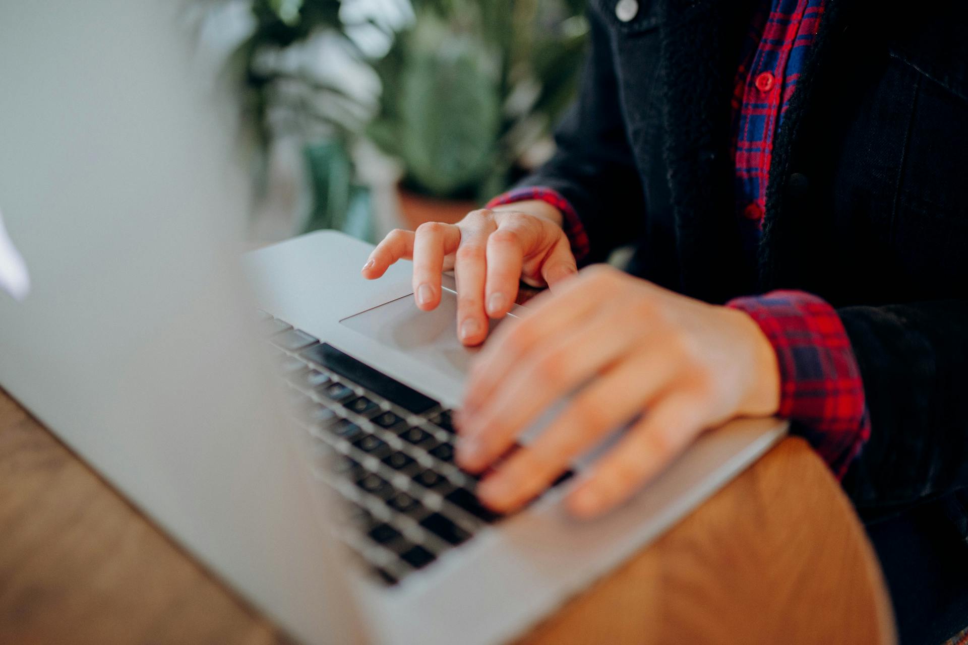 A woman using her laptop | Source: Pexels