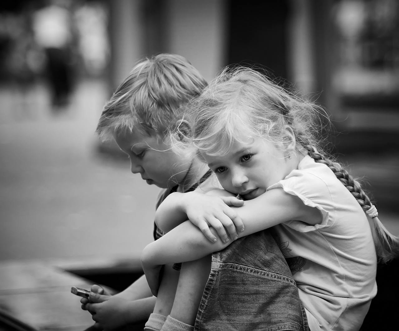 A sad little boy and girl | Source: Pexels