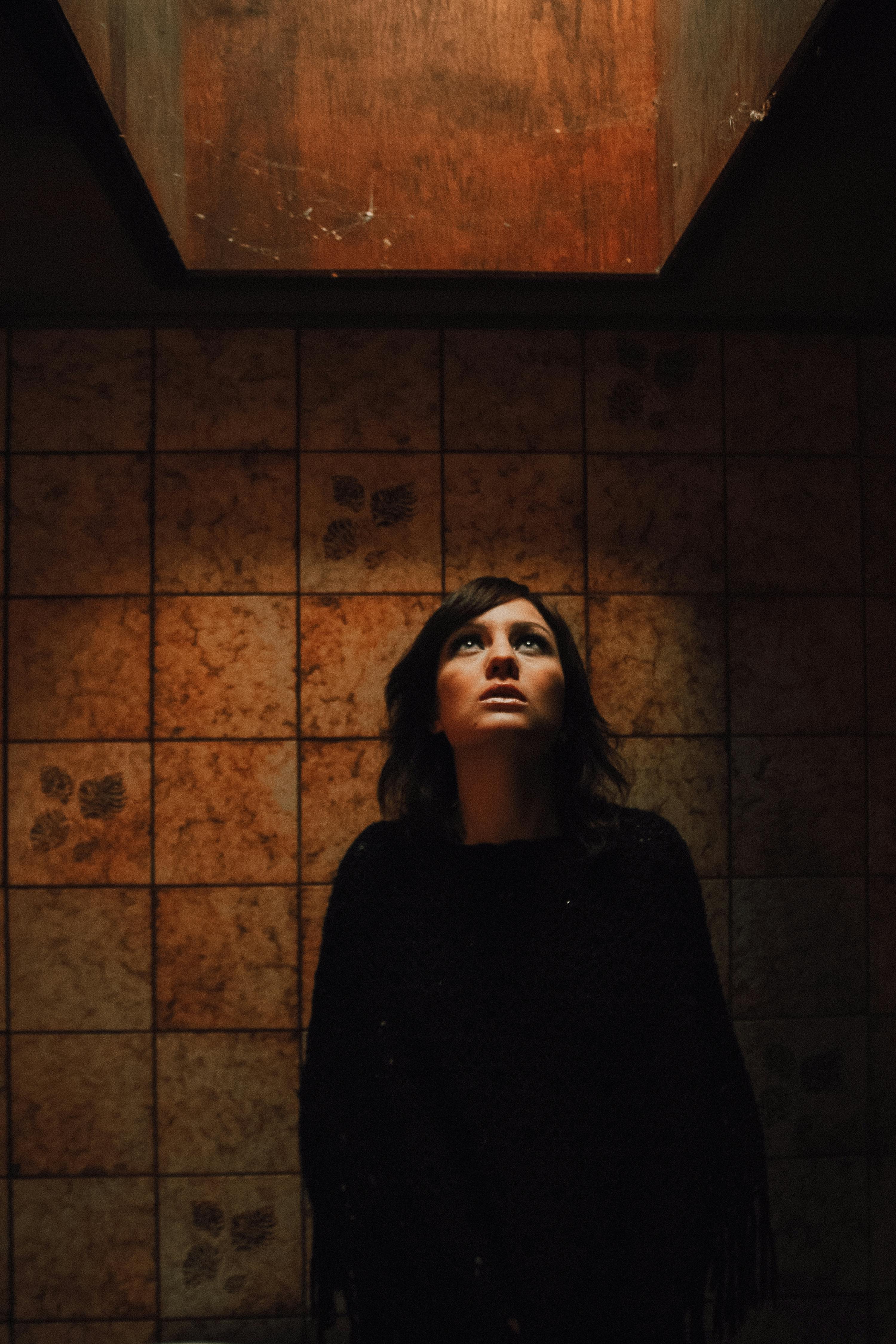 A woman looking scared | Source: Pexels