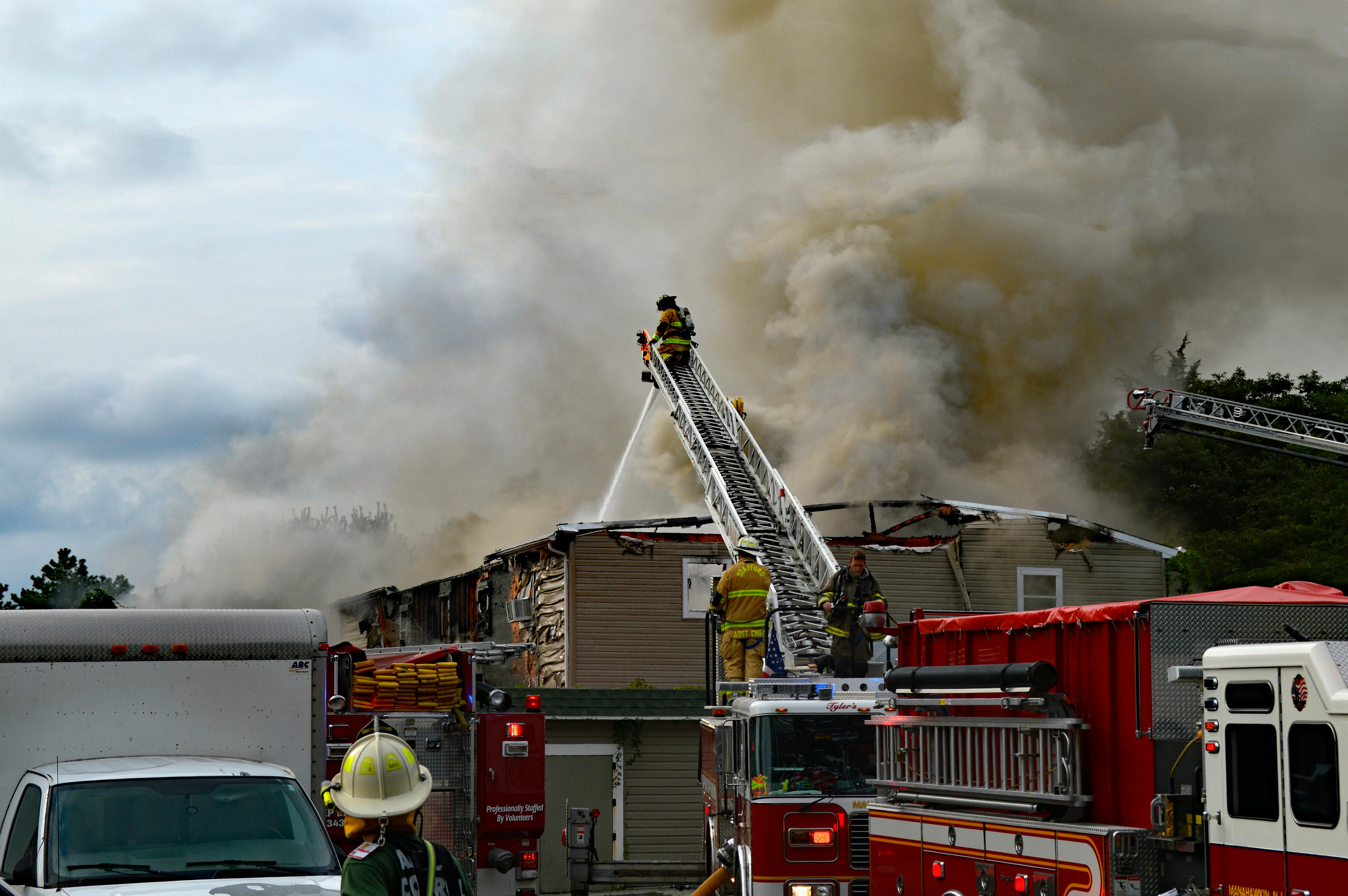 Firemen extinguishing a fire | Source: Pexels