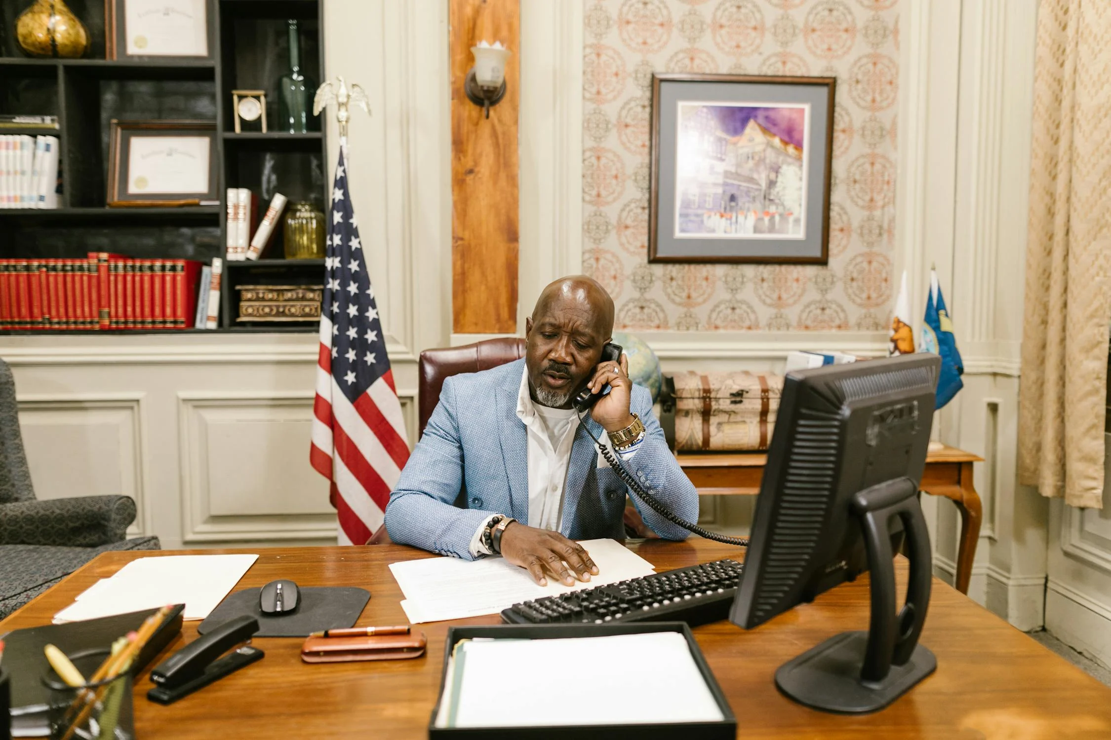 A lawyer talking on his phone ⏐ Source: Pexels