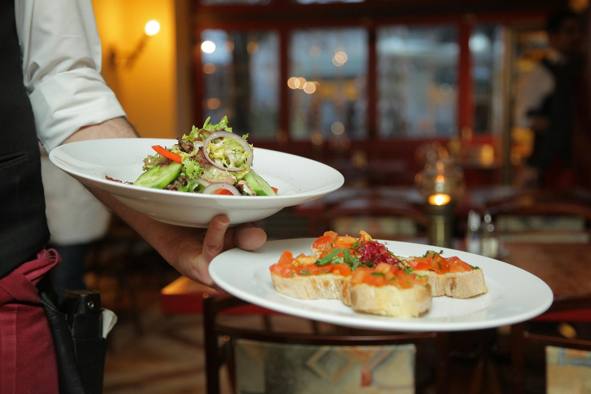 A person holding plates | Source: Pexels