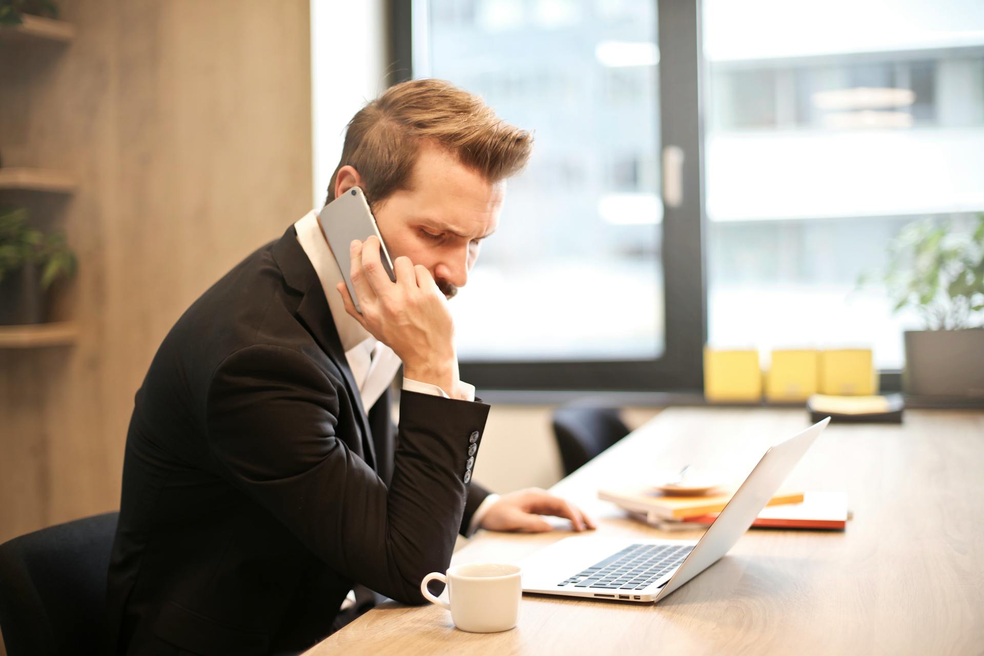 A furious man on a phone call | Source: Pexels