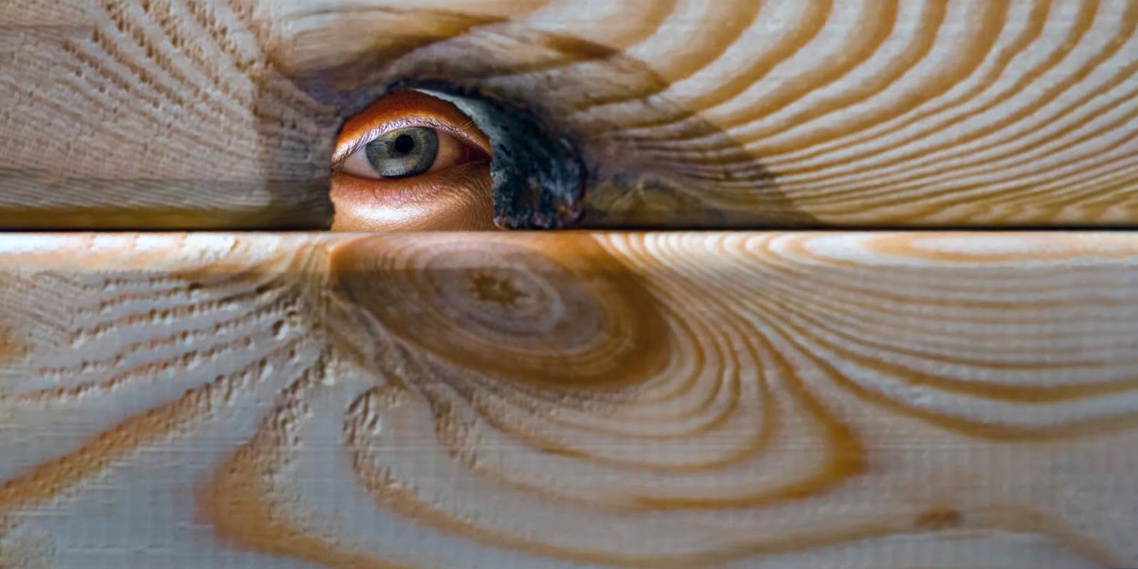 Someone peeking through a wall. | Source: Shutterstock
