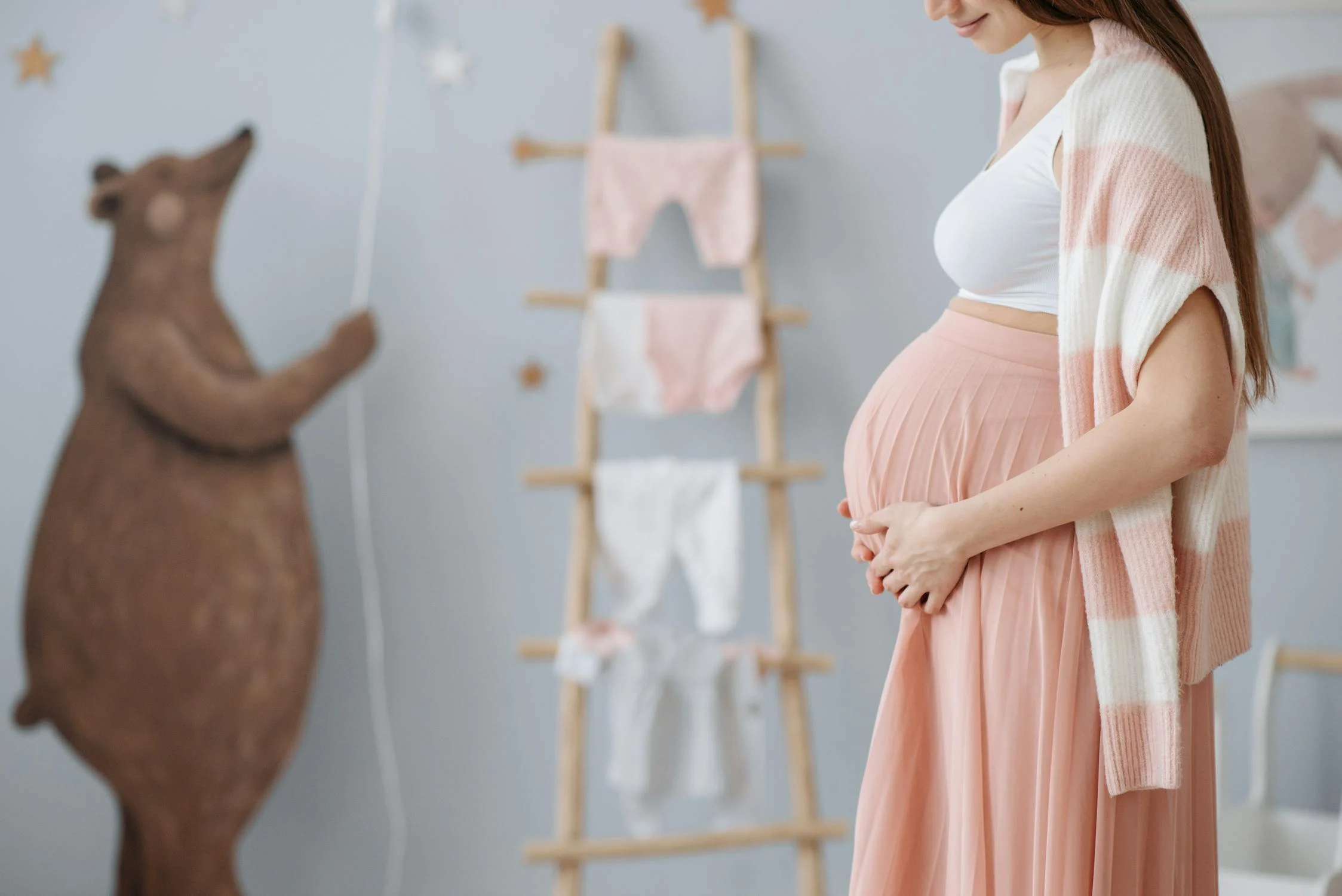 Uma mulher grávida em um berçário ⏐ Fonte: Pexels