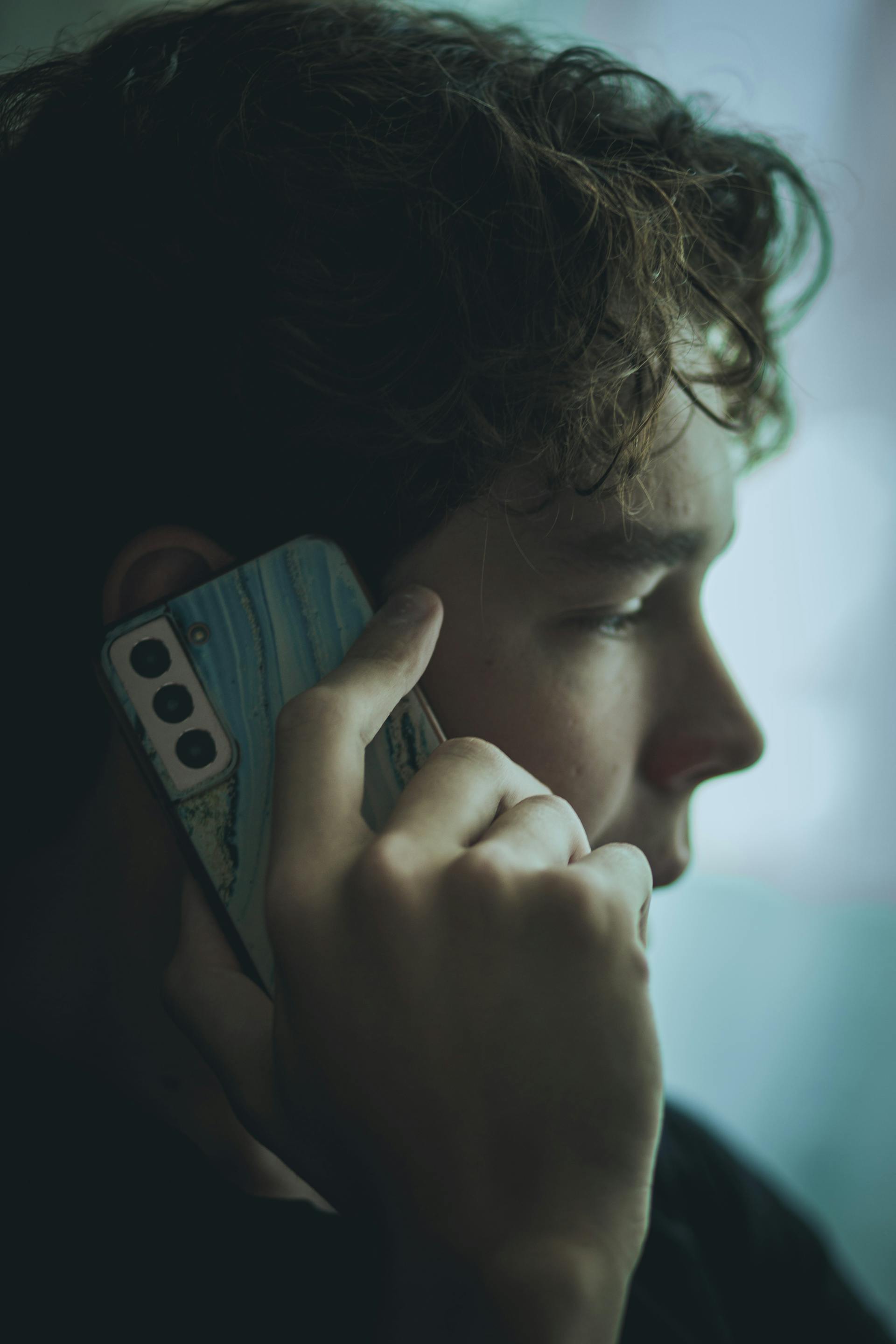 A man speaking on his phone | Source: Pexels