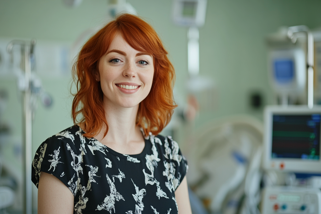 Uma mulher sorridente em um quarto de hospital | Fonte: Midjourney