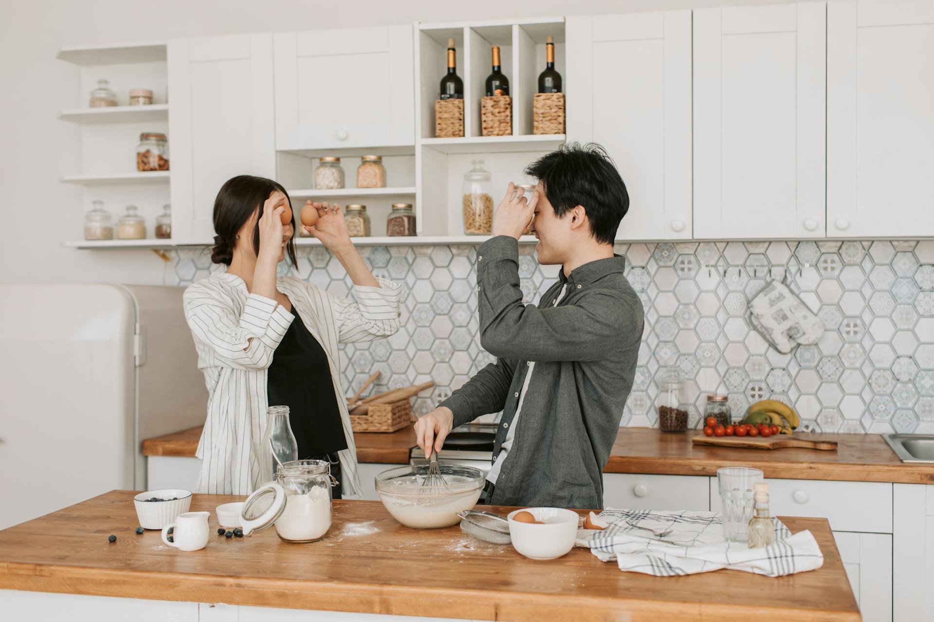 A couple cooking playfully together | Source: Pexels