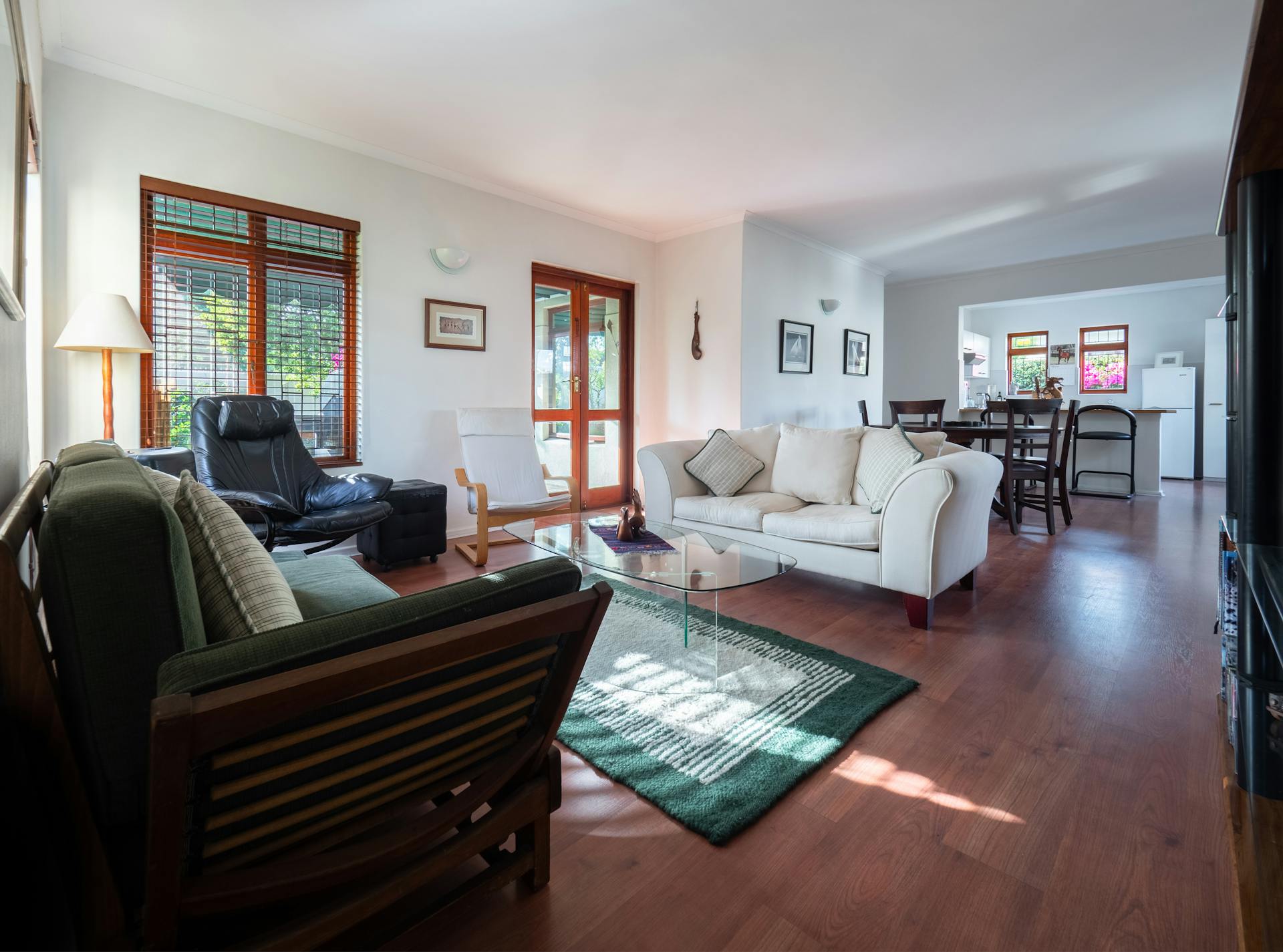 Sunlight shining through living room windows | Source: Pexels