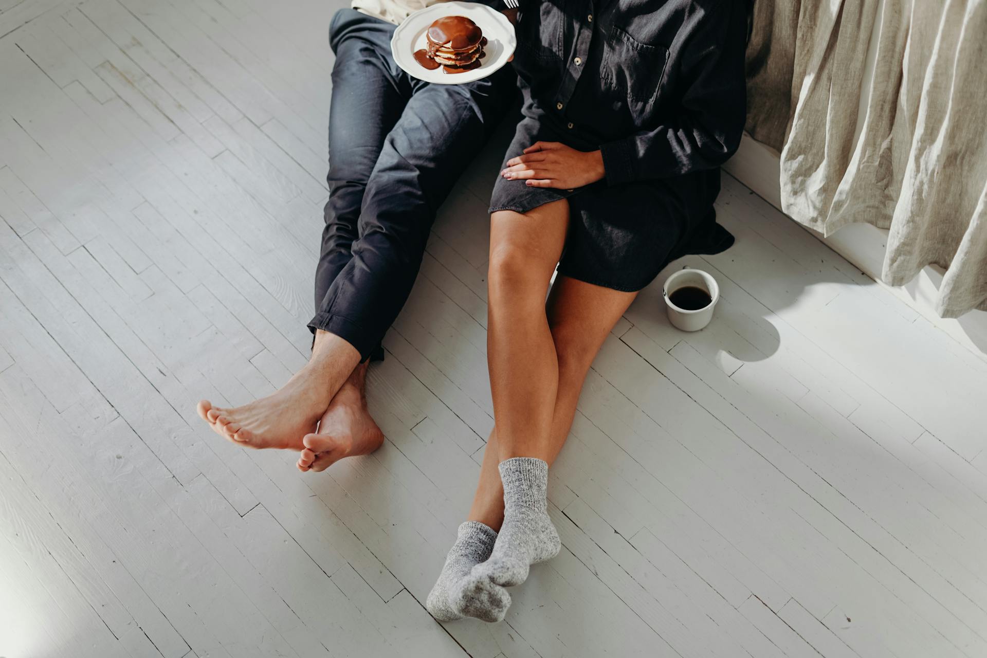 A close-up of a couple having breakfast on the floor | Source: Pexels