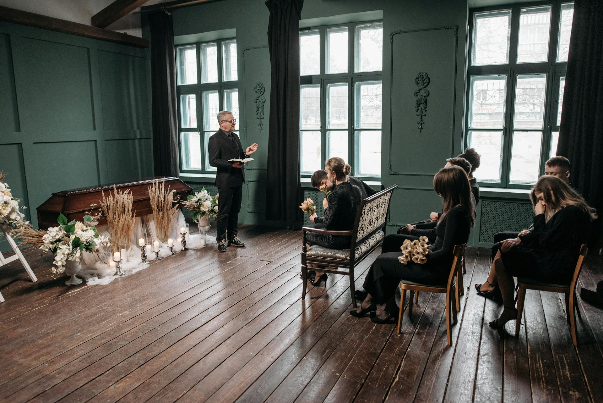People gathered at a funeral | Source: Pexels