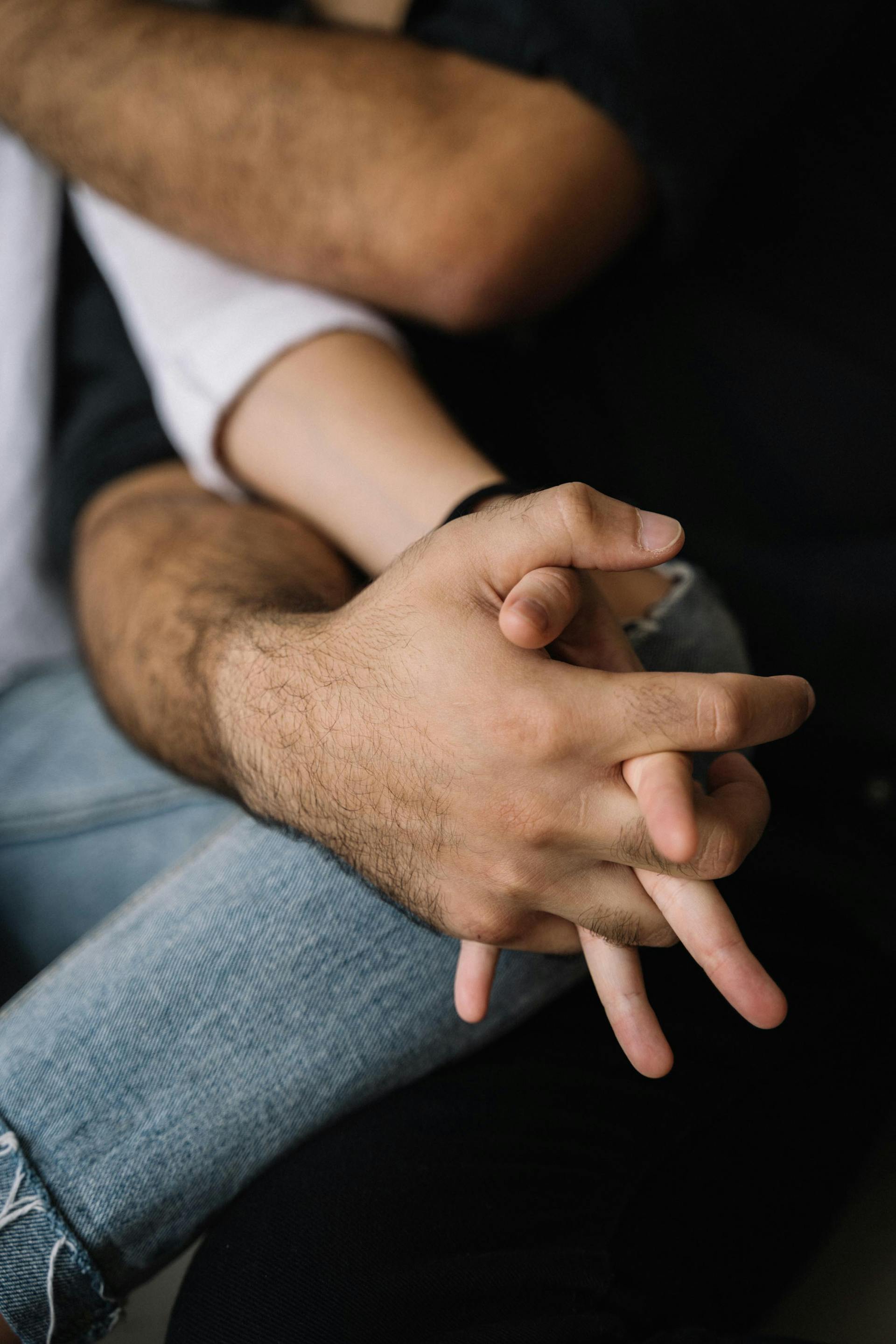 A man holding his wife's hand | Source: Pexels