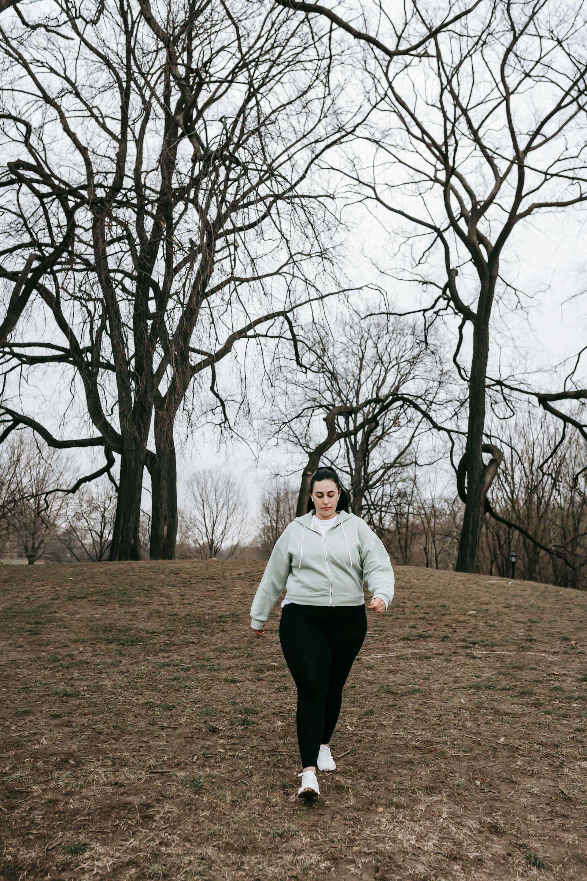 Uma mulher caminhando por um parque | Fonte: Pexels