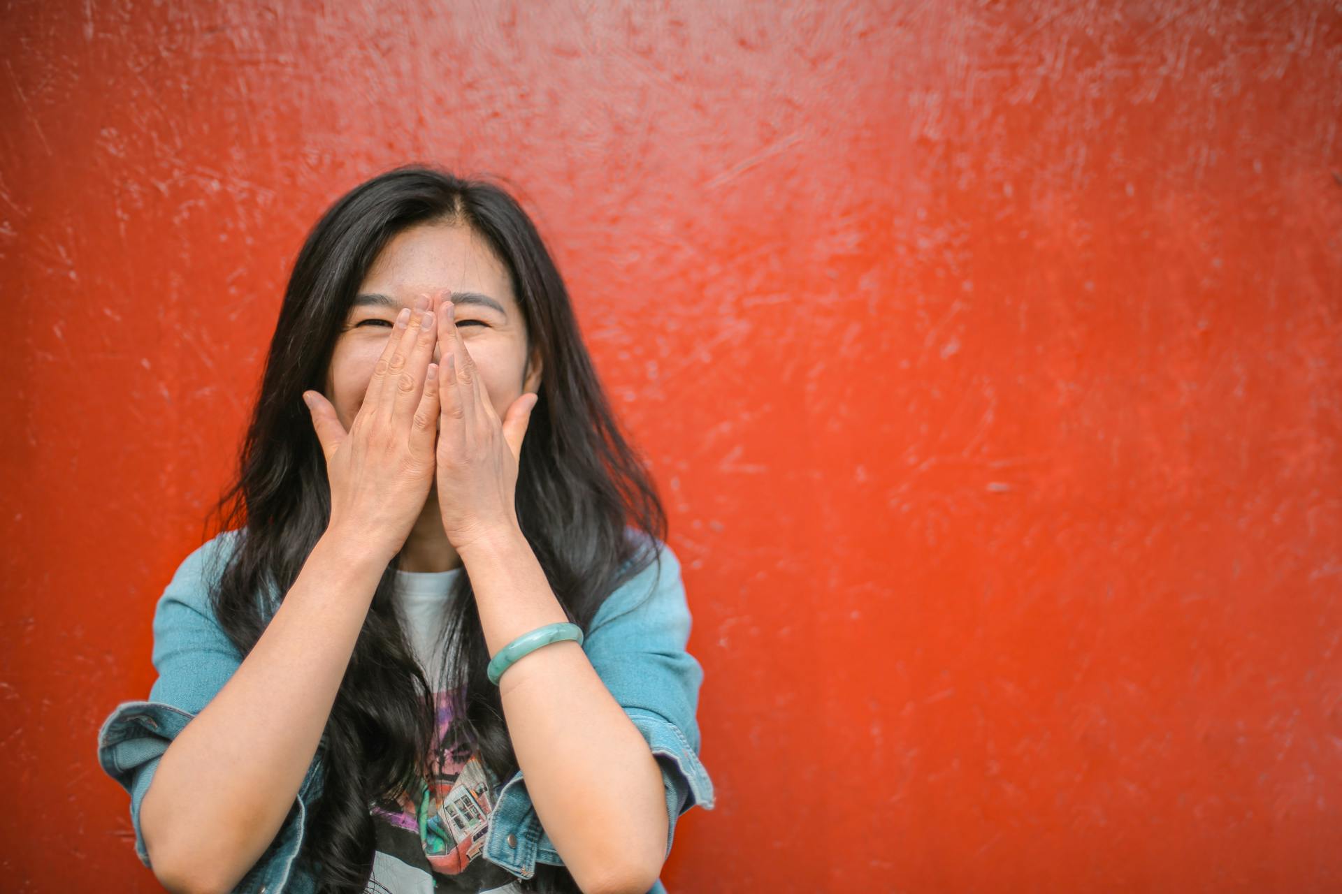 A woman laughing | Source: Pexels