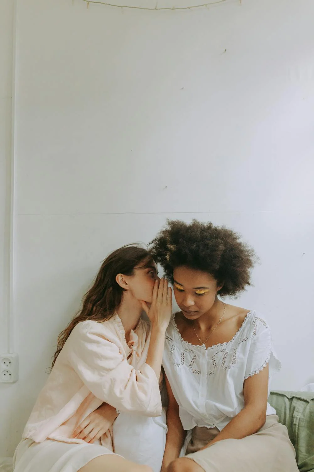 Two women gossiping | Source: Pexels