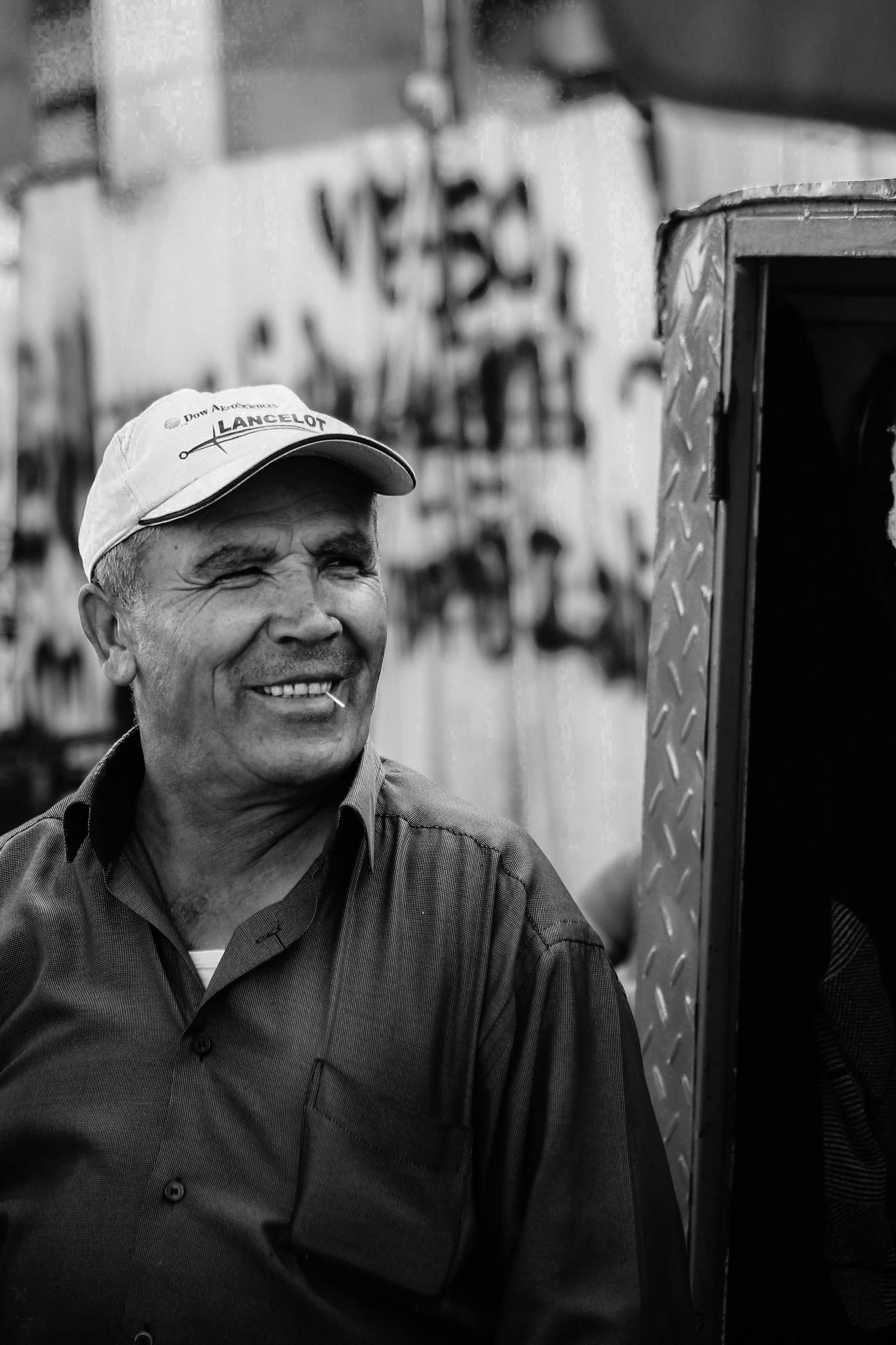 A grayscale photo of a smiling man | Source: Pexels