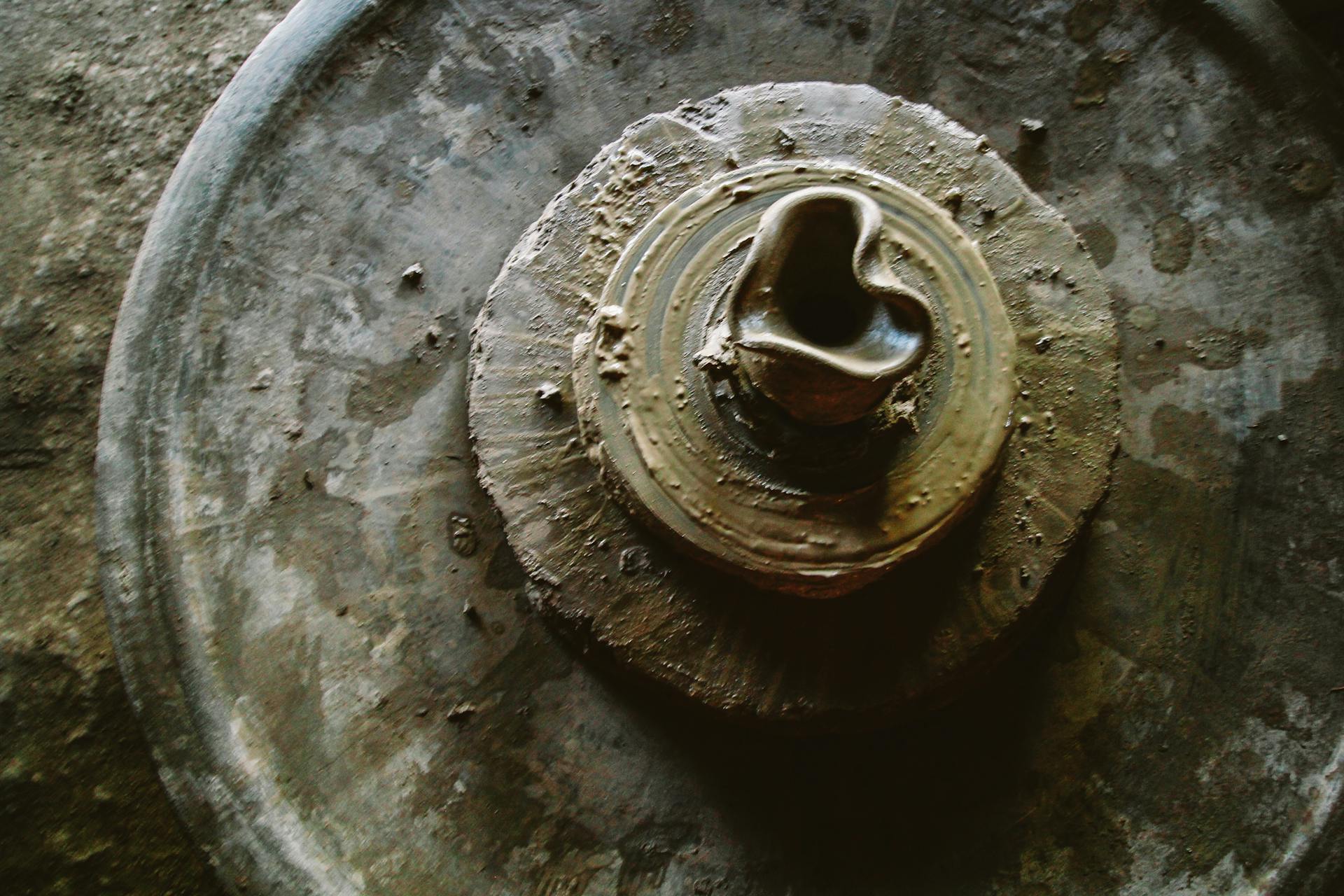 Clay on a potter's wheel | Source: Pexels