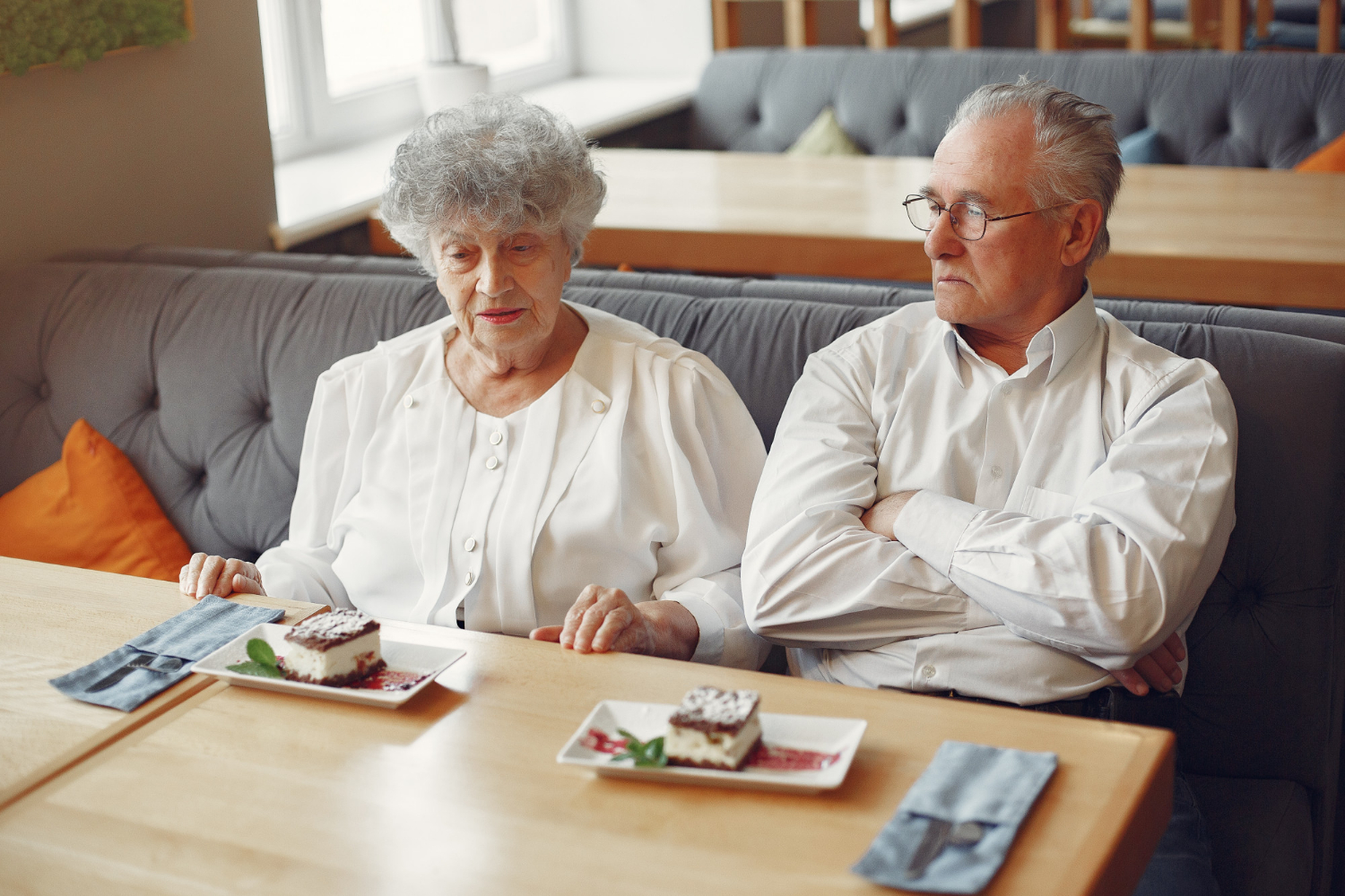 An anxious senior couple sitting in a restaurant | Source: Freepik
