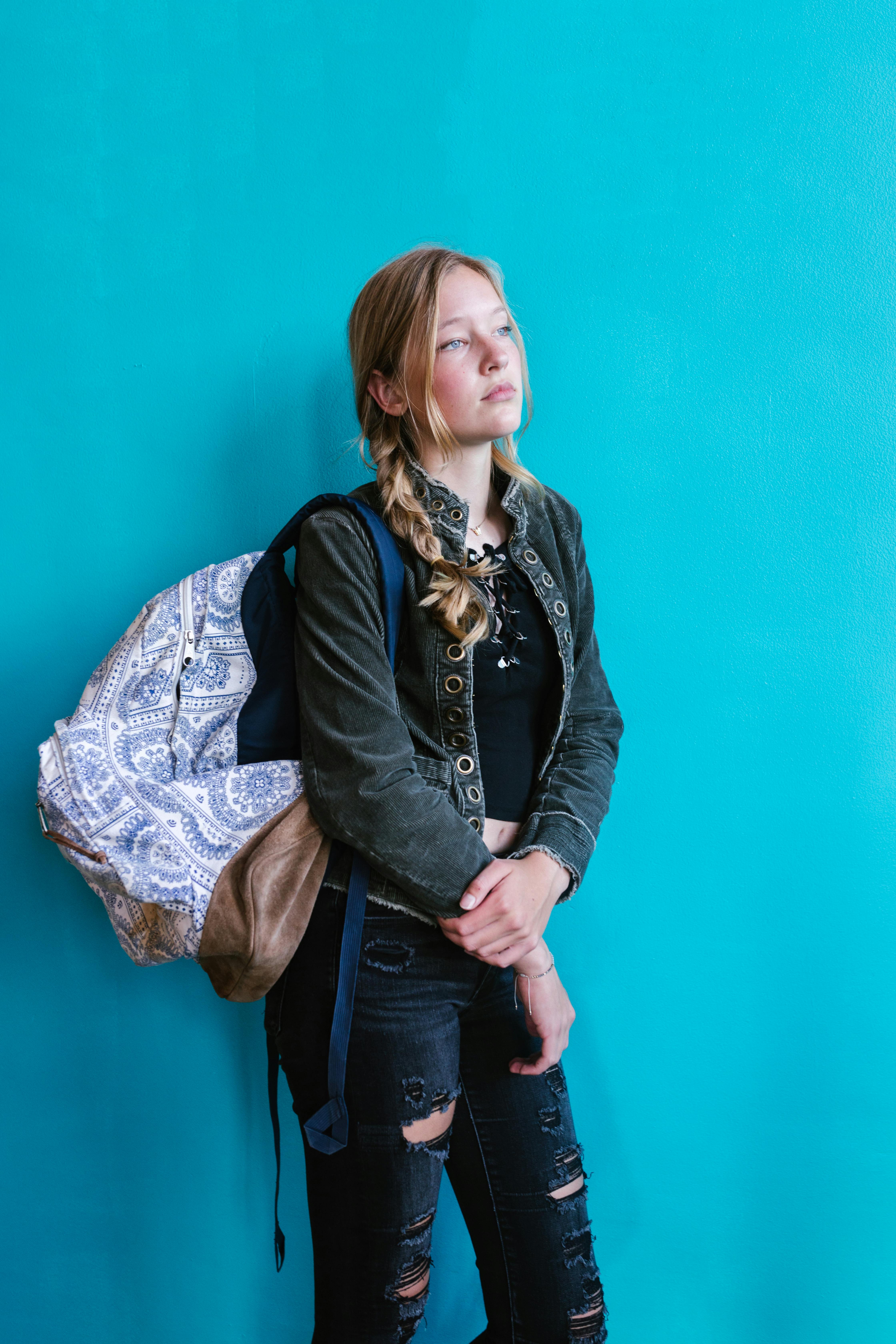 A girl with a backpack | Source: Pexels