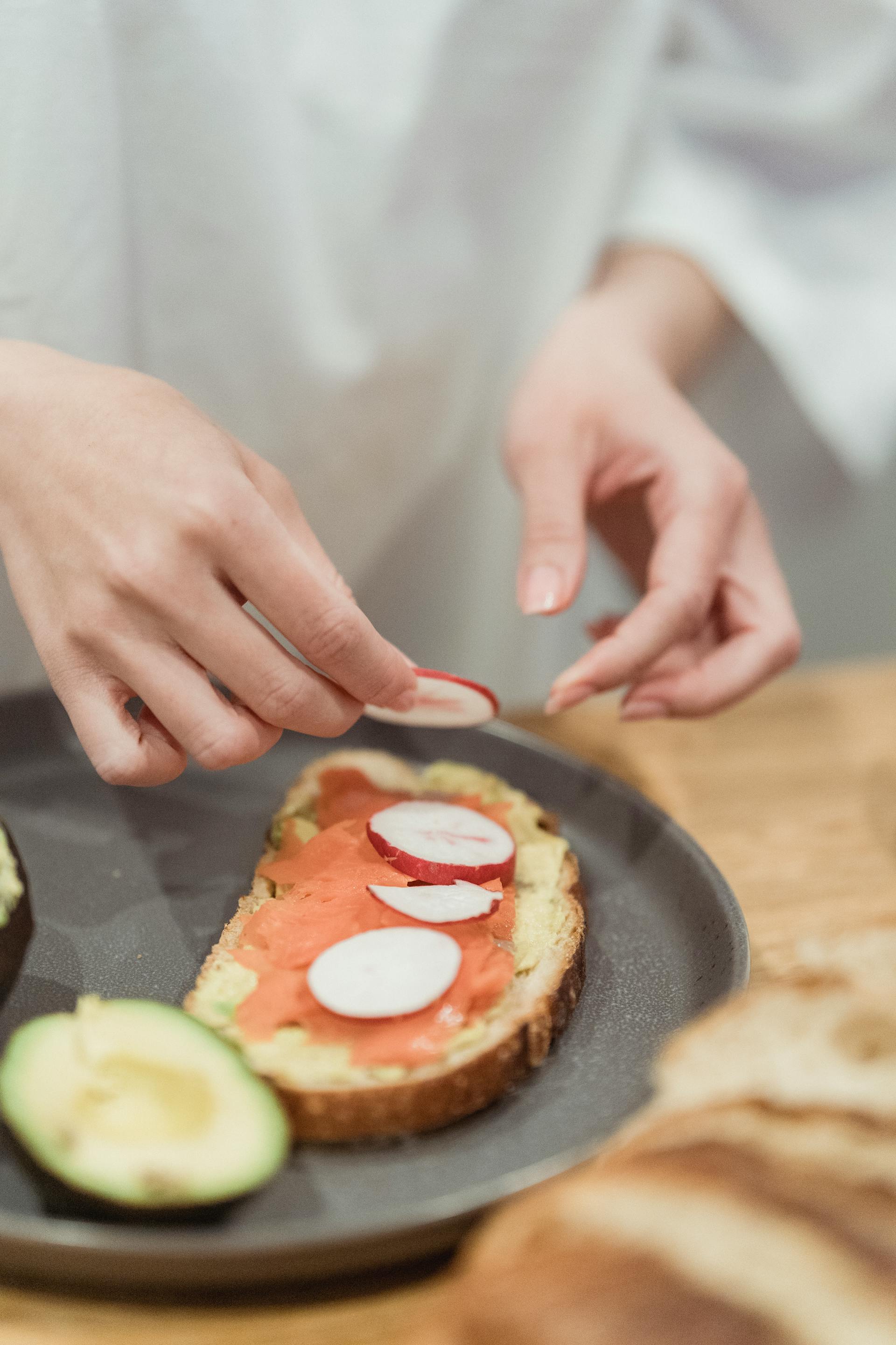 A person making a sandwich | Source: Pexels