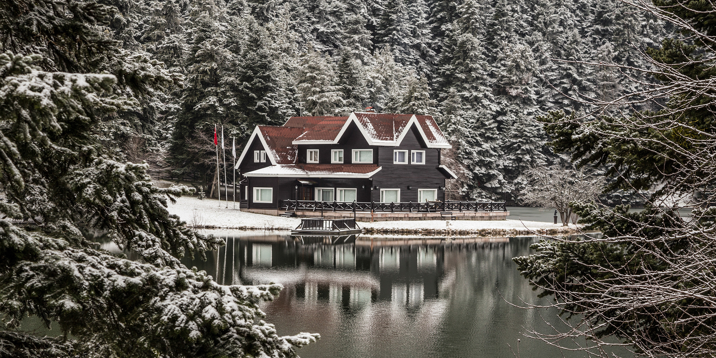 A cabin on a lake | Source: Shutterstock