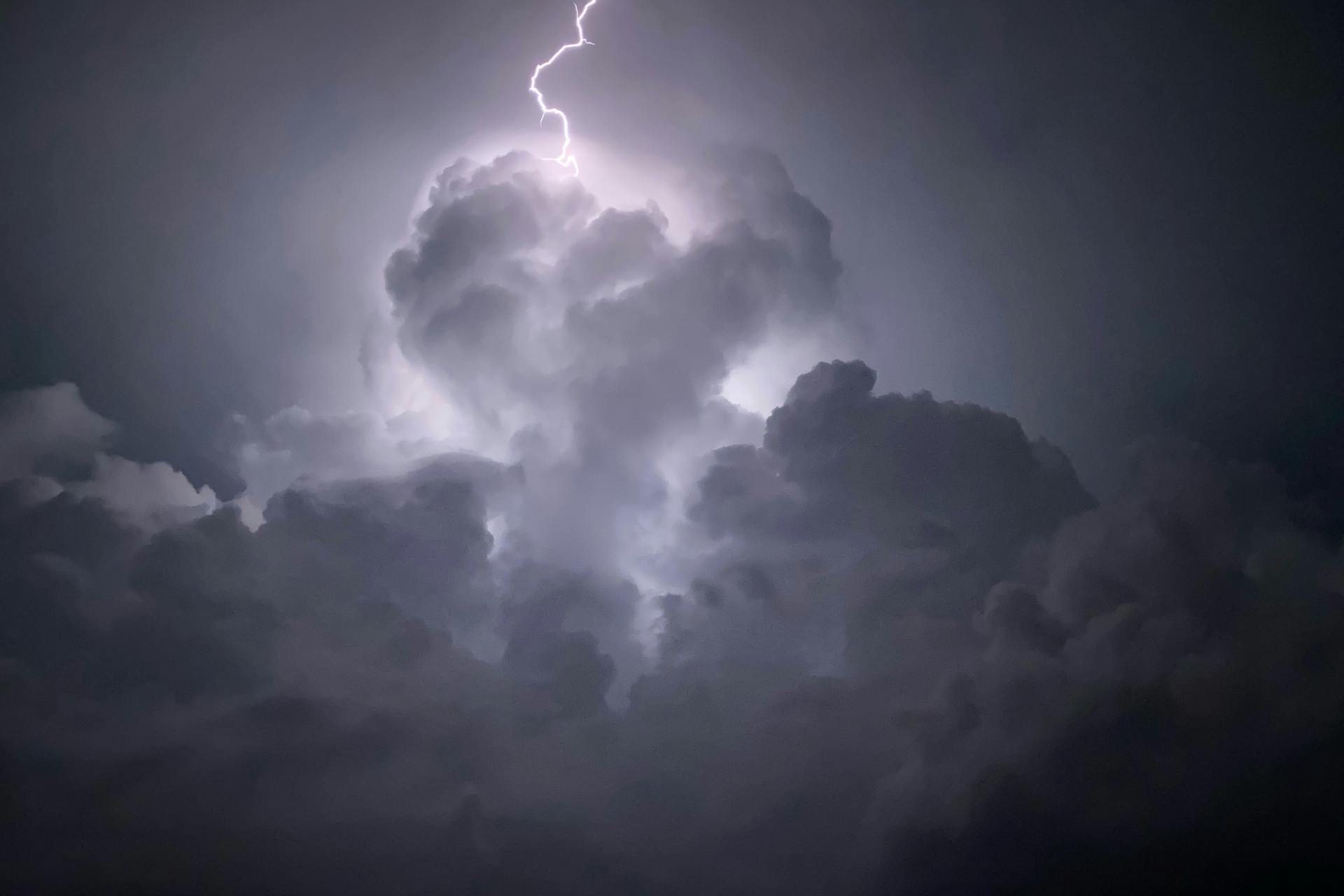Lightning in the cloudy night sky | Source: Pexels