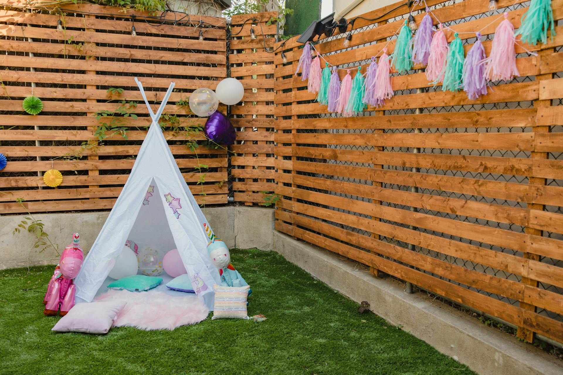A backyard decorated with balloons and a hammock | Source: Pexels