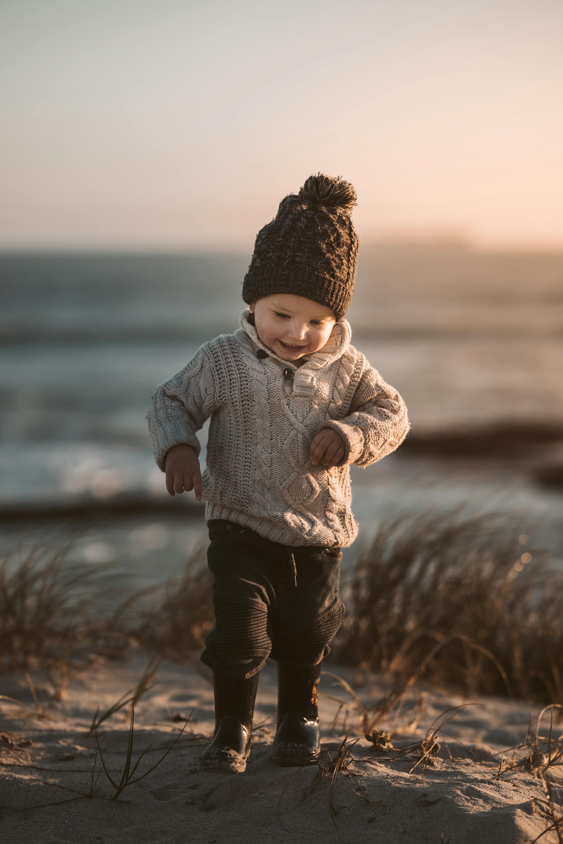 A boy walking on sand | Source: Pexels