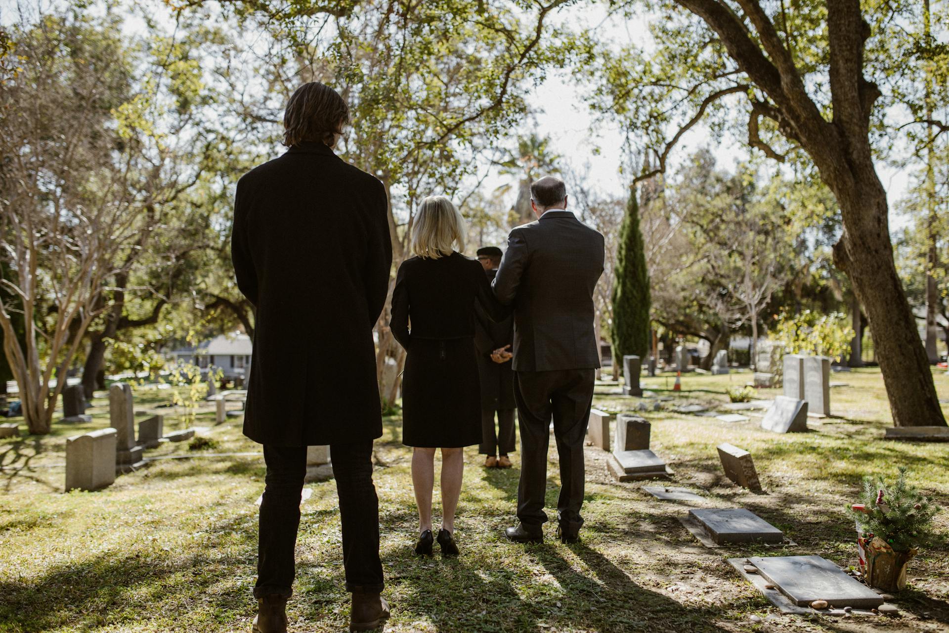 Personas saliendo de un cementerio | Fuente: Pexels