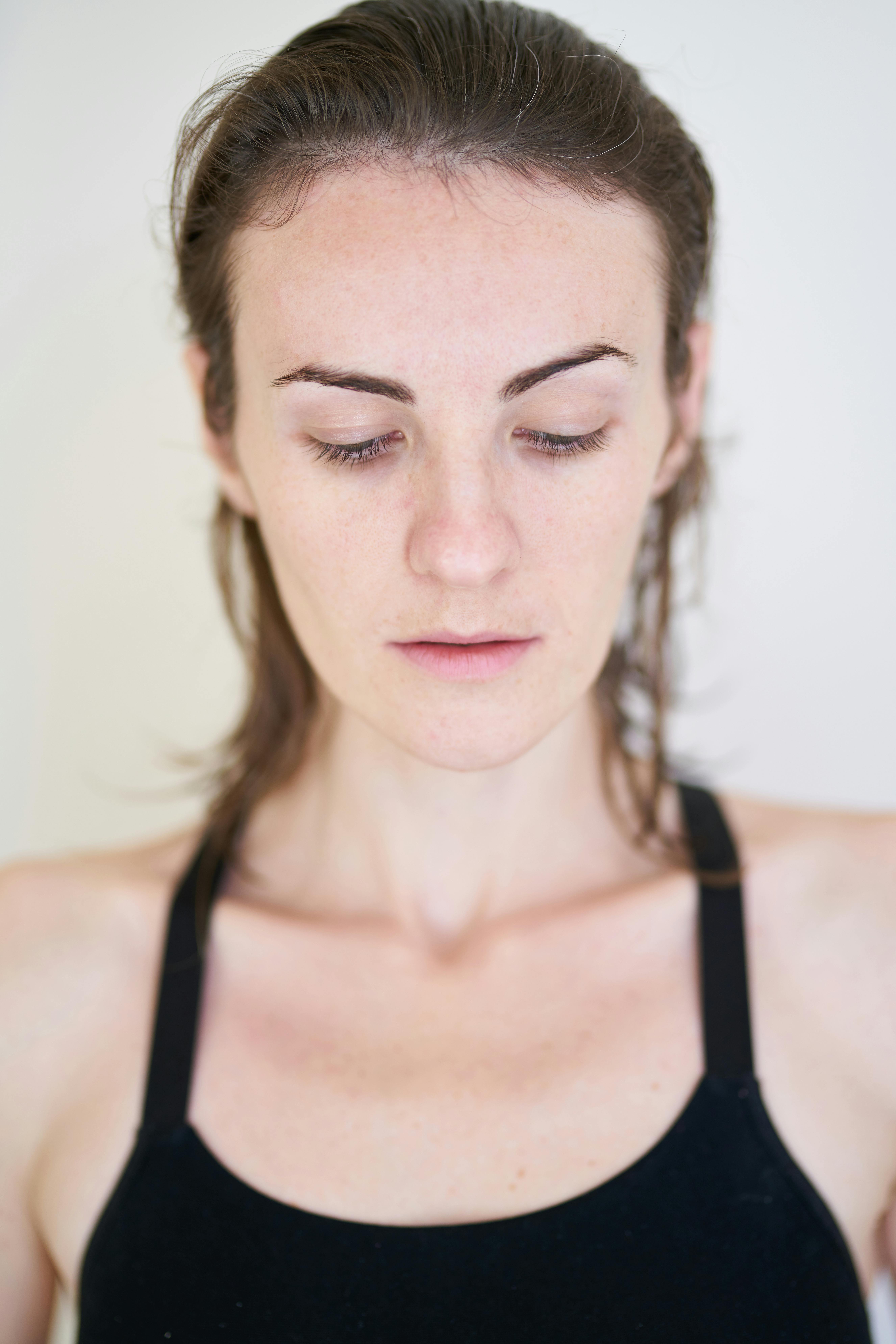 A woman looking down | Source: Pexels
